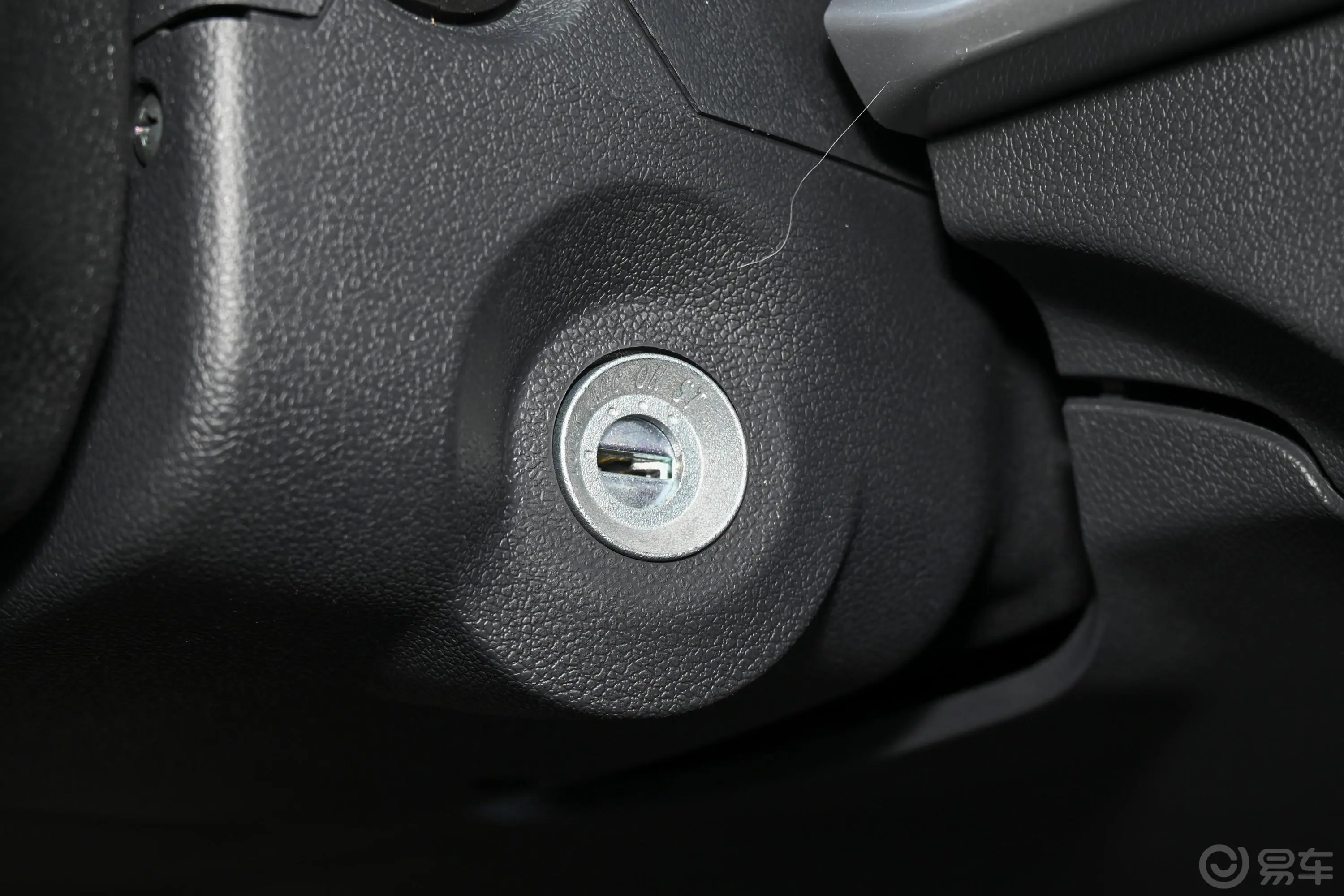 长安星卡1.5L 双排2.26米载货汽车舒适型钥匙孔或一键启动按键