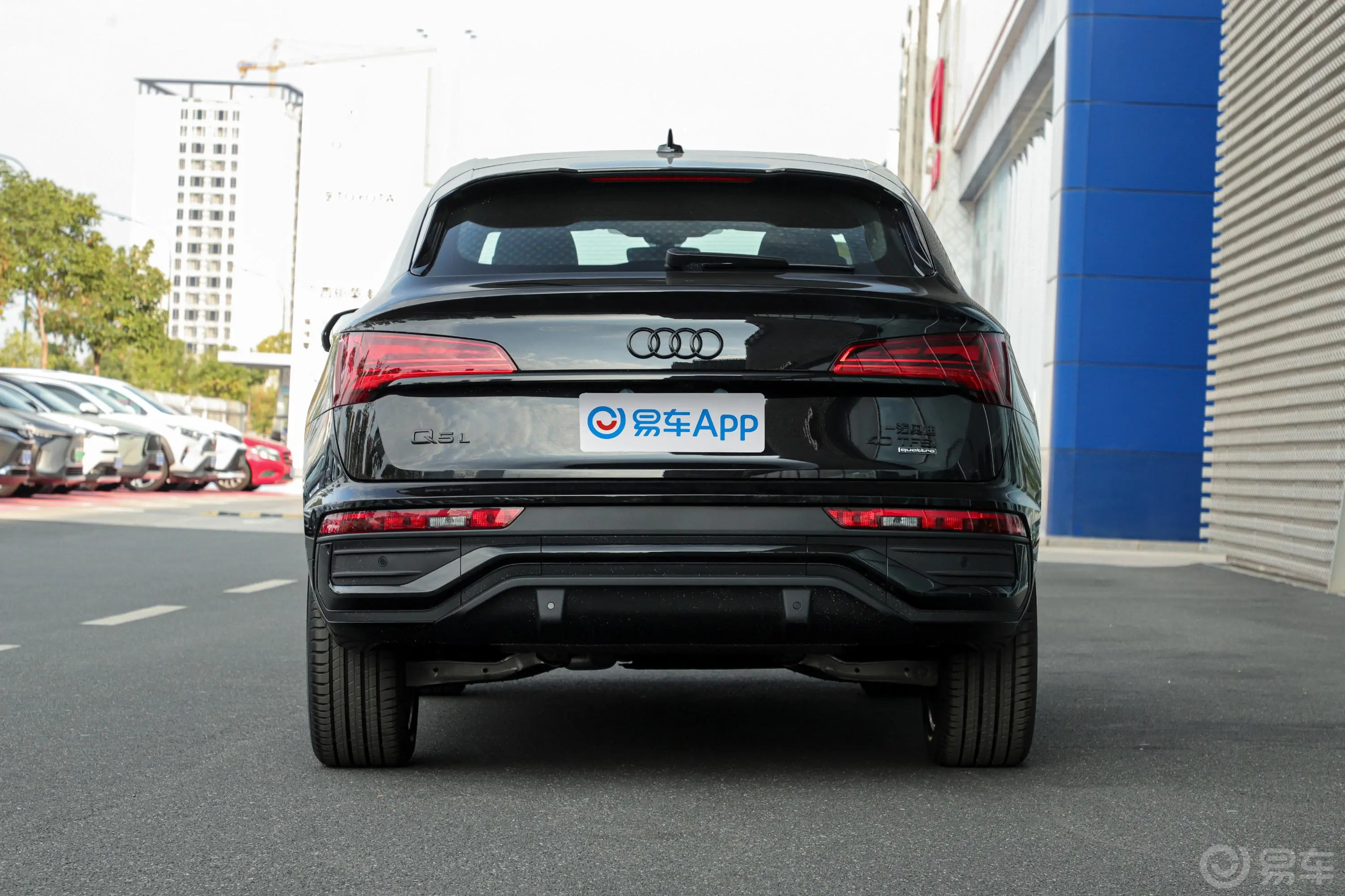 奥迪Q5L Sportback改款 40 TFSI 豪华型正后水平