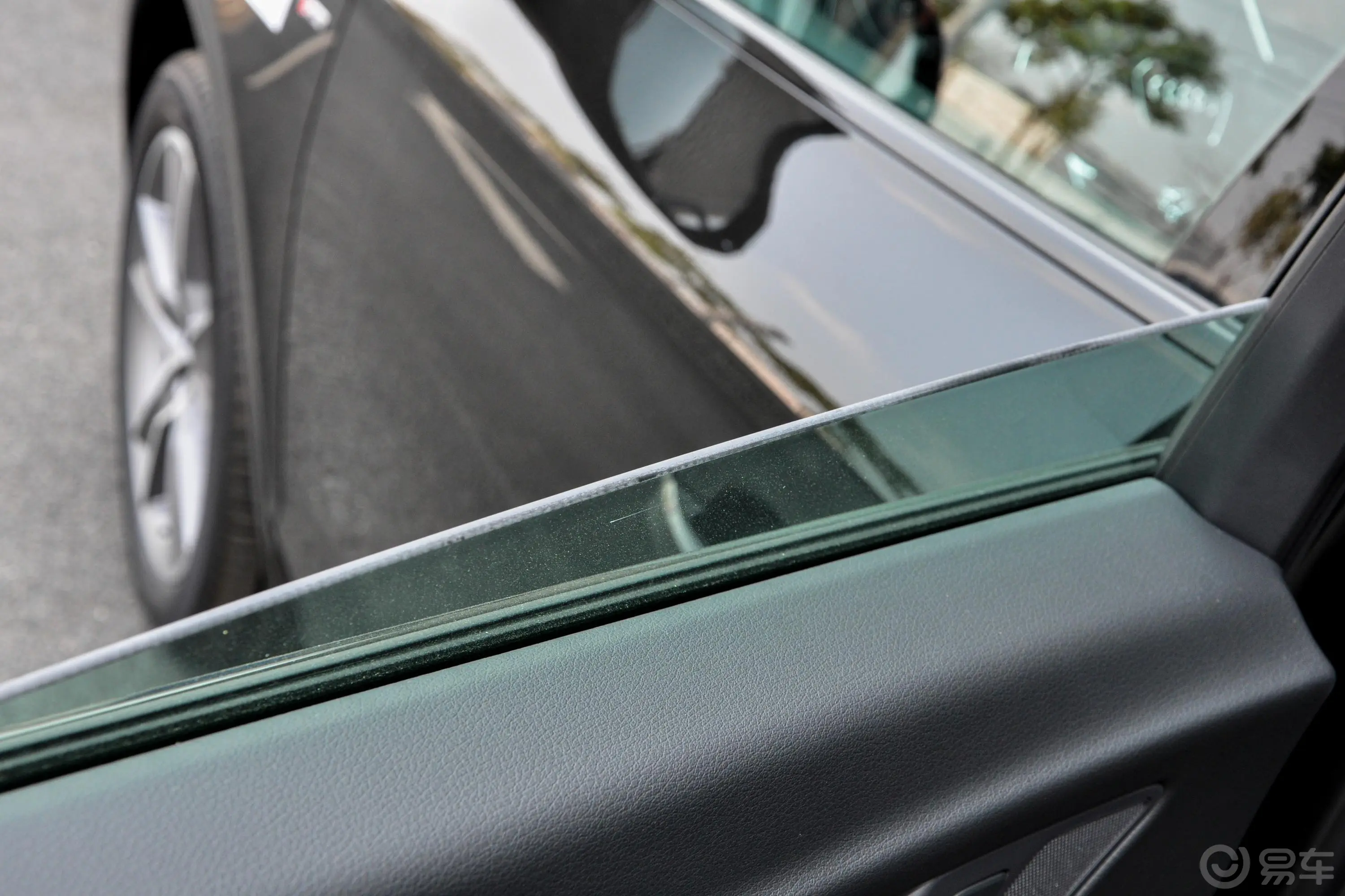 奥迪Q5L Sportback改款 40 TFSI 豪华型后排玻璃材质特写