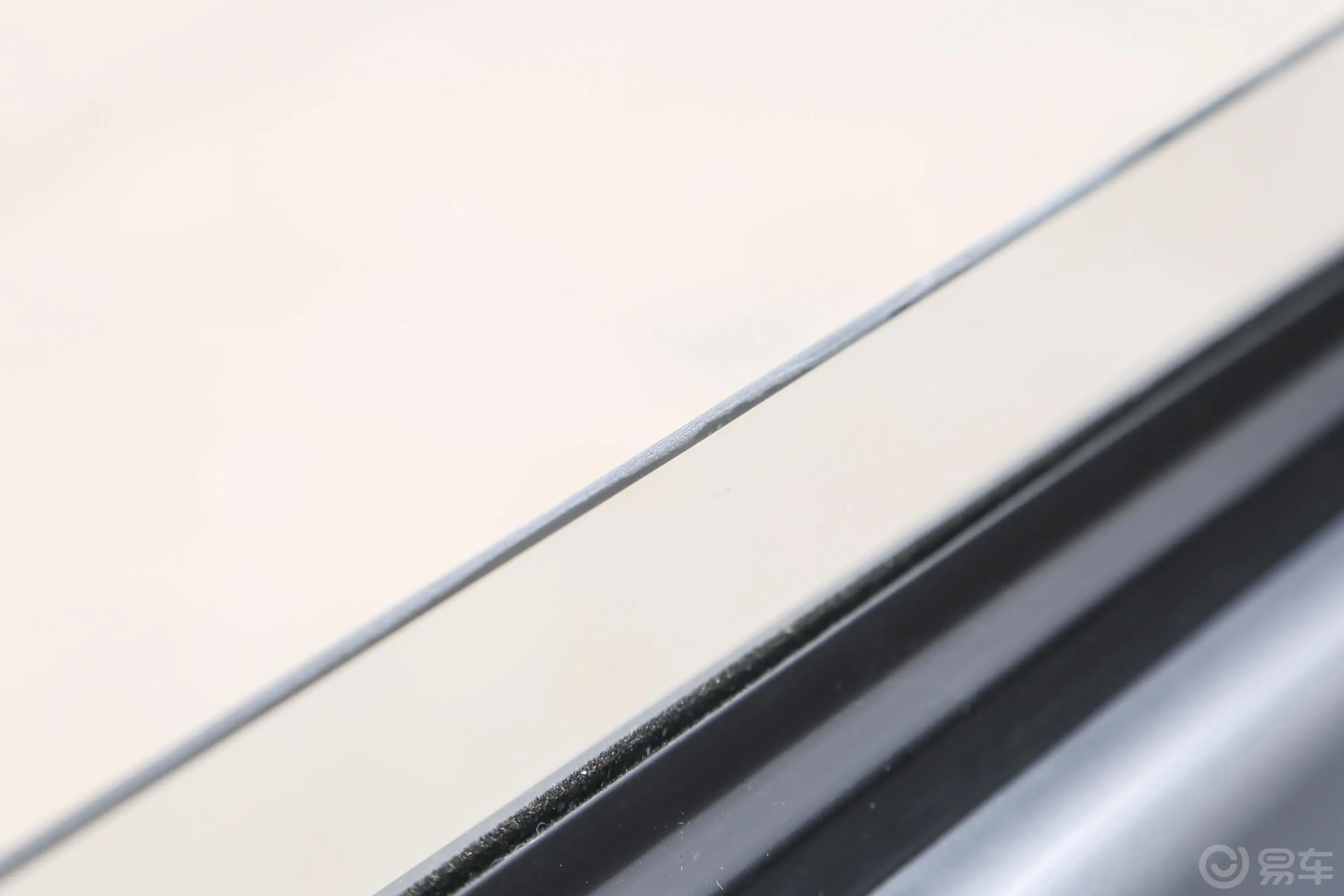 金杯小海狮X301.5L 客车超享型无空调版 5/6/7座后排玻璃材质特写