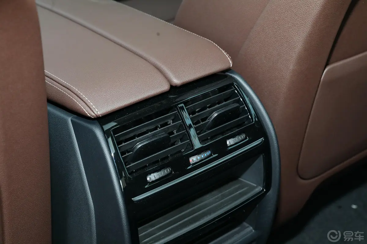 宝马5系530Li xDrive 豪华套装后排空调控制键