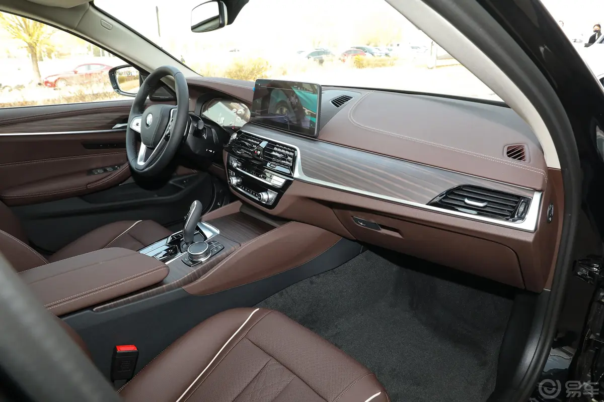 宝马5系530Li xDrive 豪华套装内饰全景副驾驶员方向