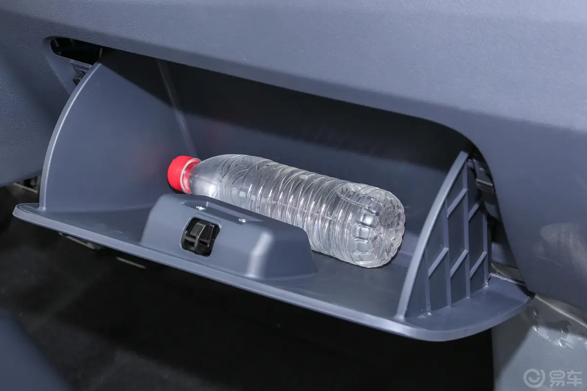金杯小海狮X301.5L 客车超享型无空调版 5/6/7座手套箱空间水瓶横置