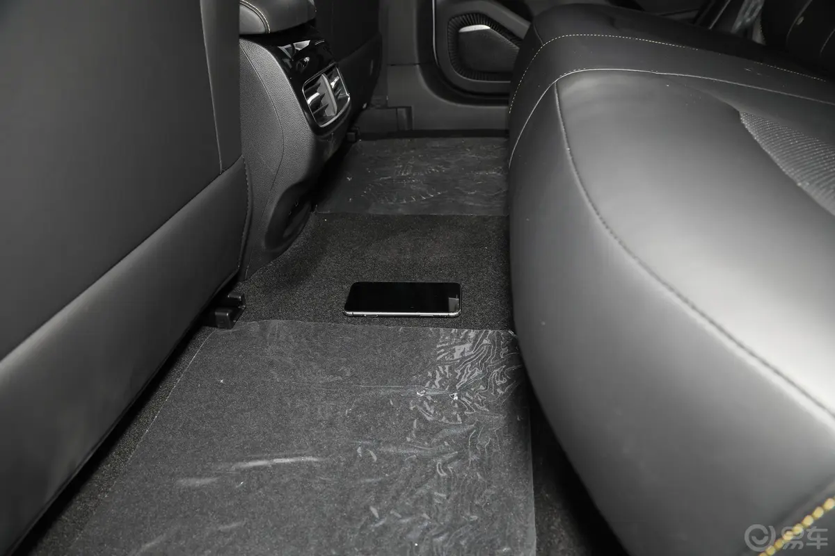 荣威i6 MAX EV502km 500天幕尊享版后排地板中间位置