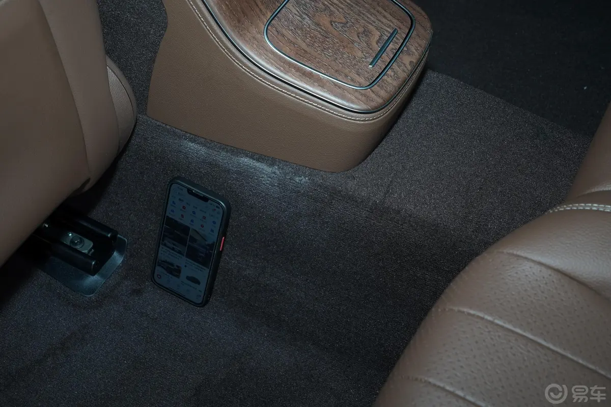 奔驰E级改款 E 300 L 豪华型后排地板中间位置