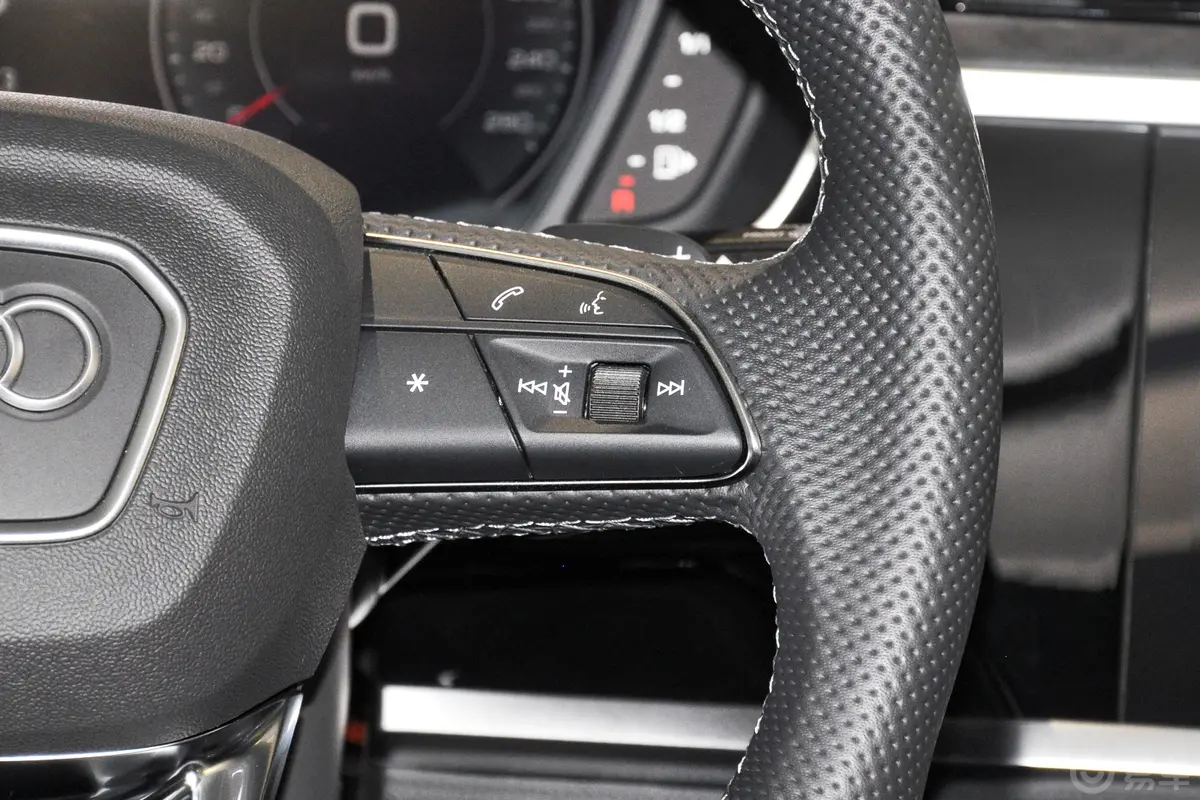 奥迪Q3 Sportback40 TFSI 时尚型右侧方向盘功能按键