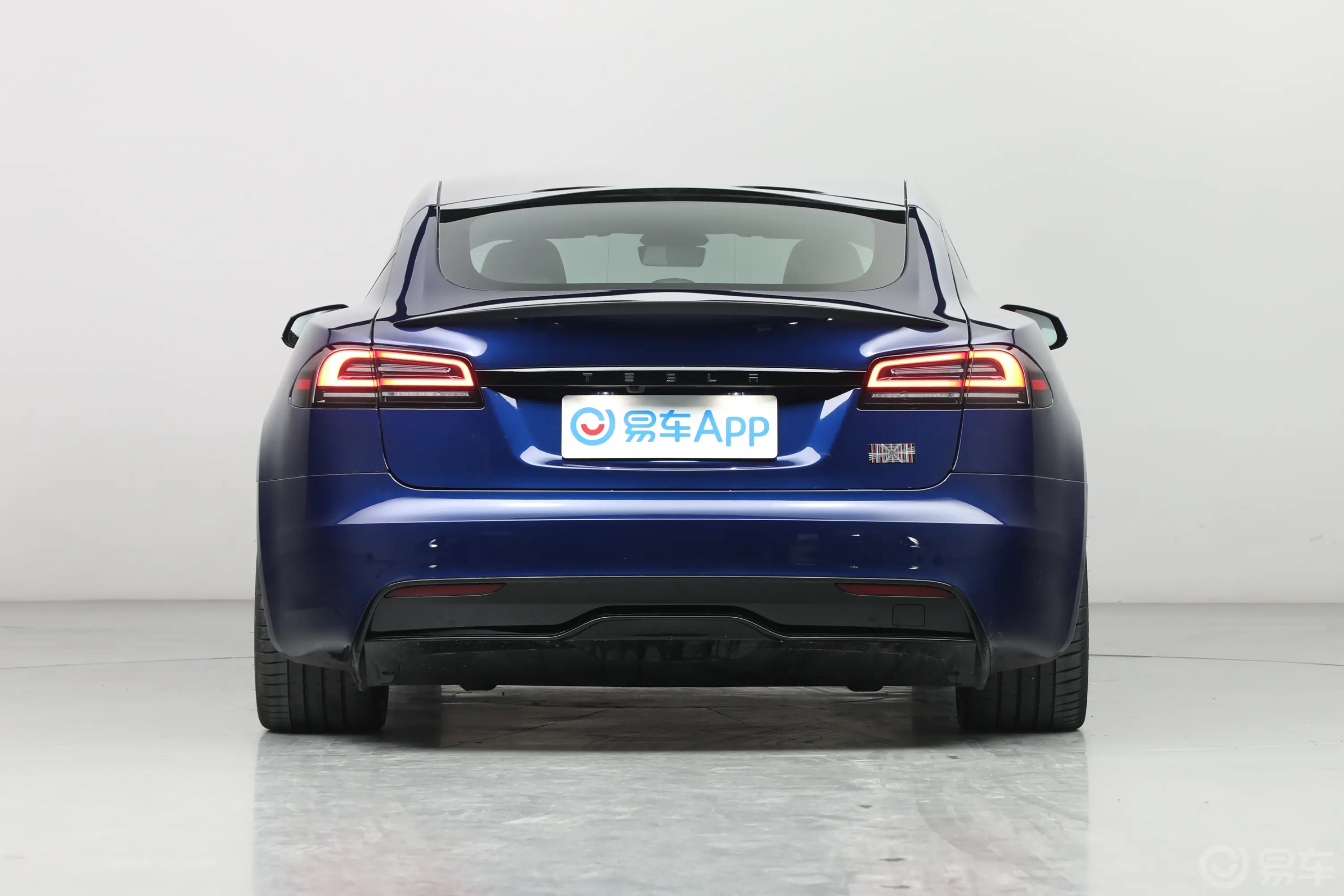 Model S672km Plaid版  三电机全轮驱动正后水平