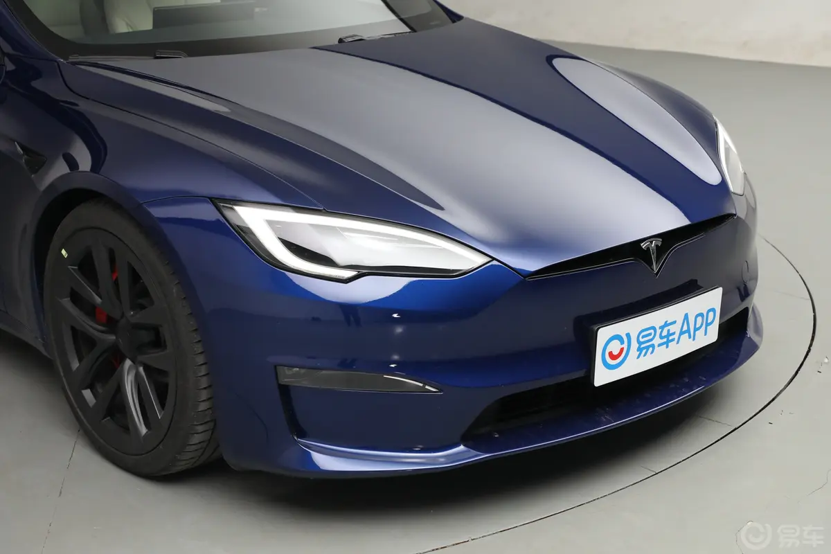 Model S672km Plaid版  三电机全轮驱动前格栅侧俯拍