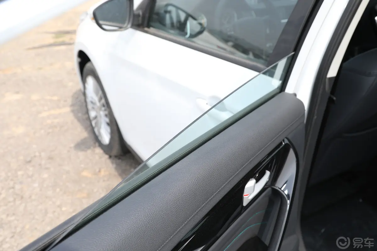 风行S50 EV换电版后排玻璃材质特写