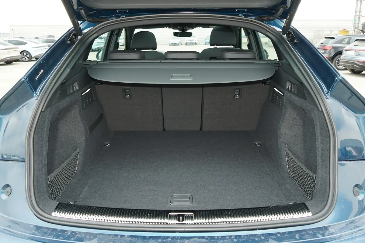 奥迪Q5L Sportback改款 40 TFSI 时尚型后备厢空间特写