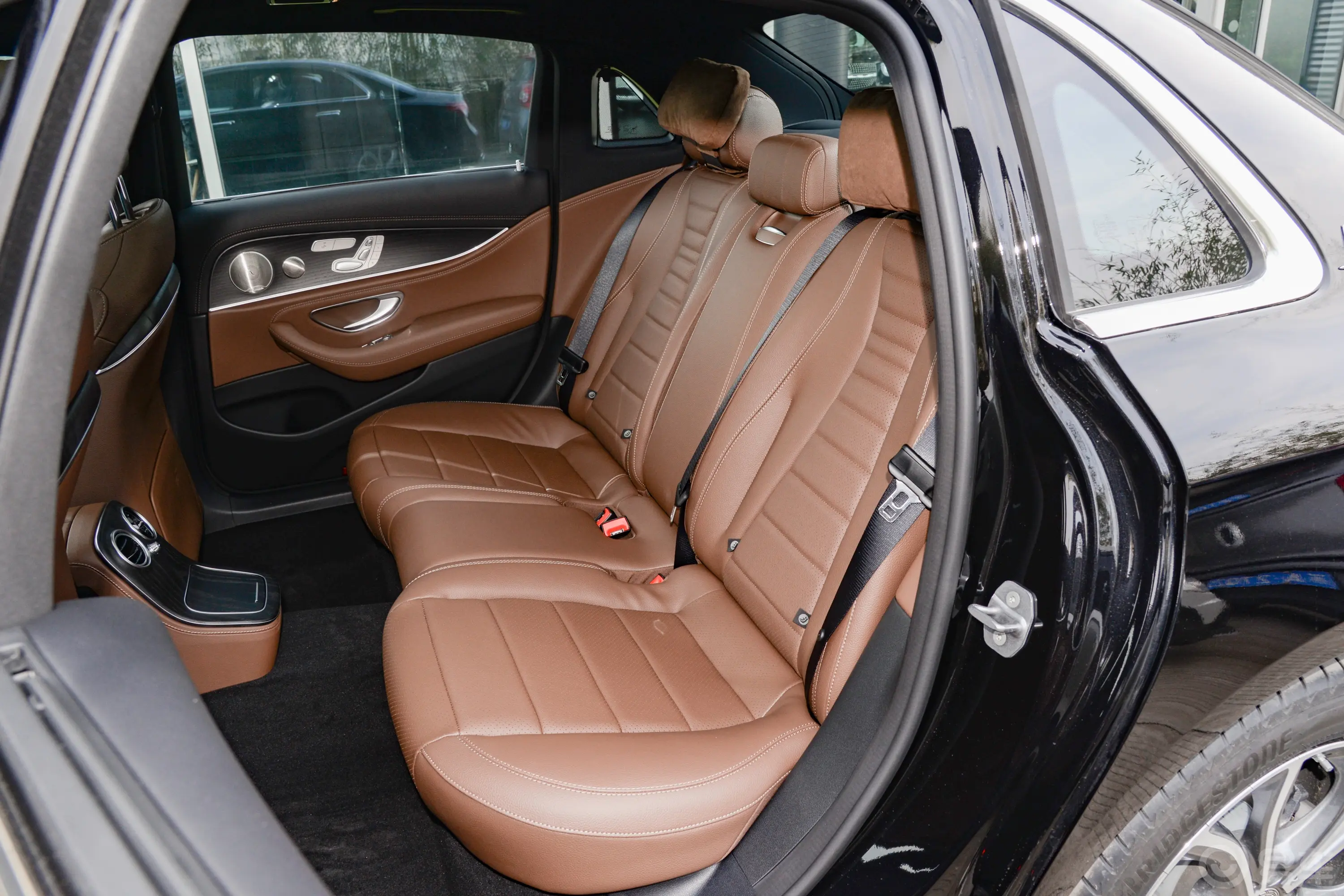 奔驰E级改款 E 300 L 运动豪华型后备厢空间特写
