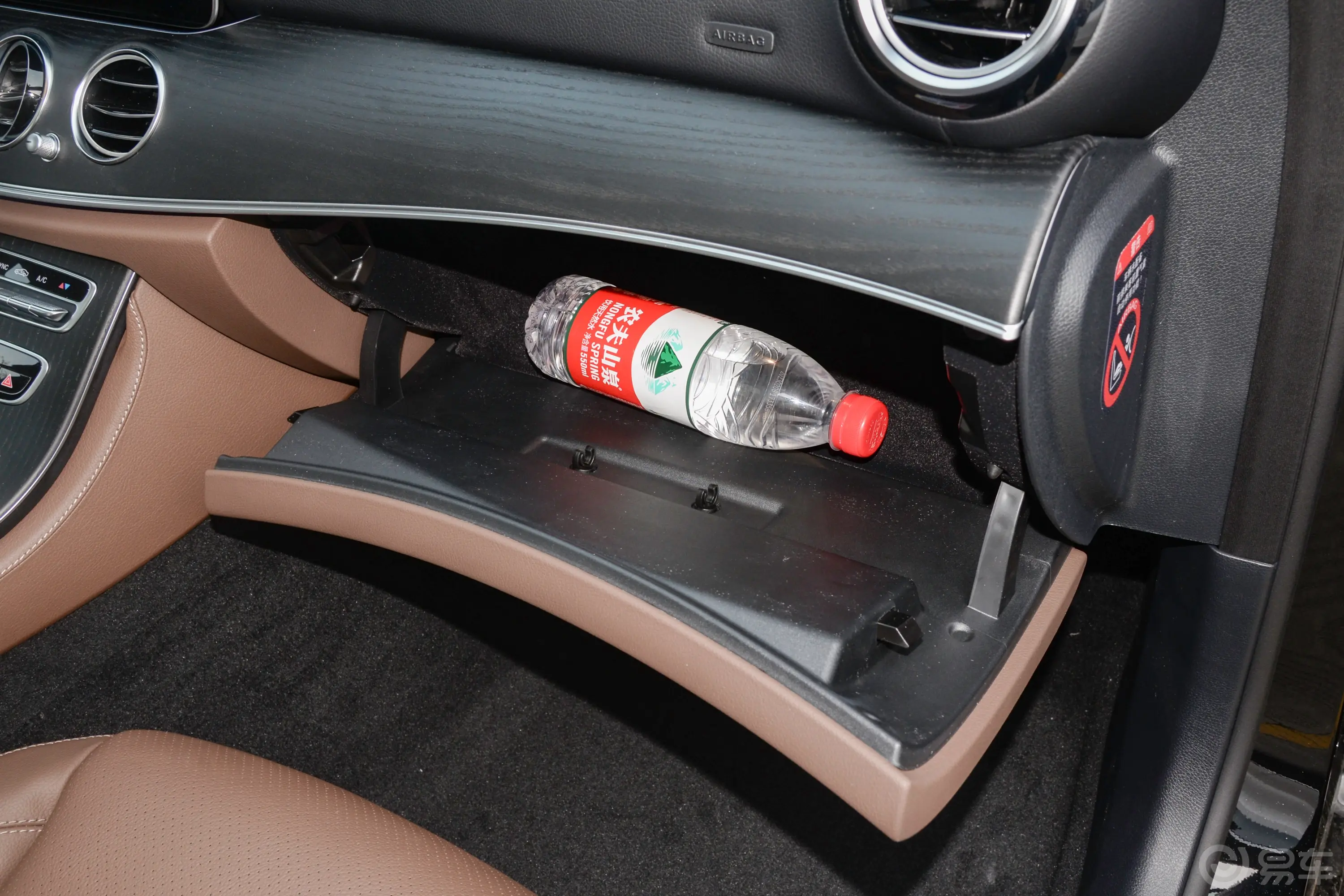 奔驰E级改款 E 300 L 运动豪华型手套箱空间水瓶横置