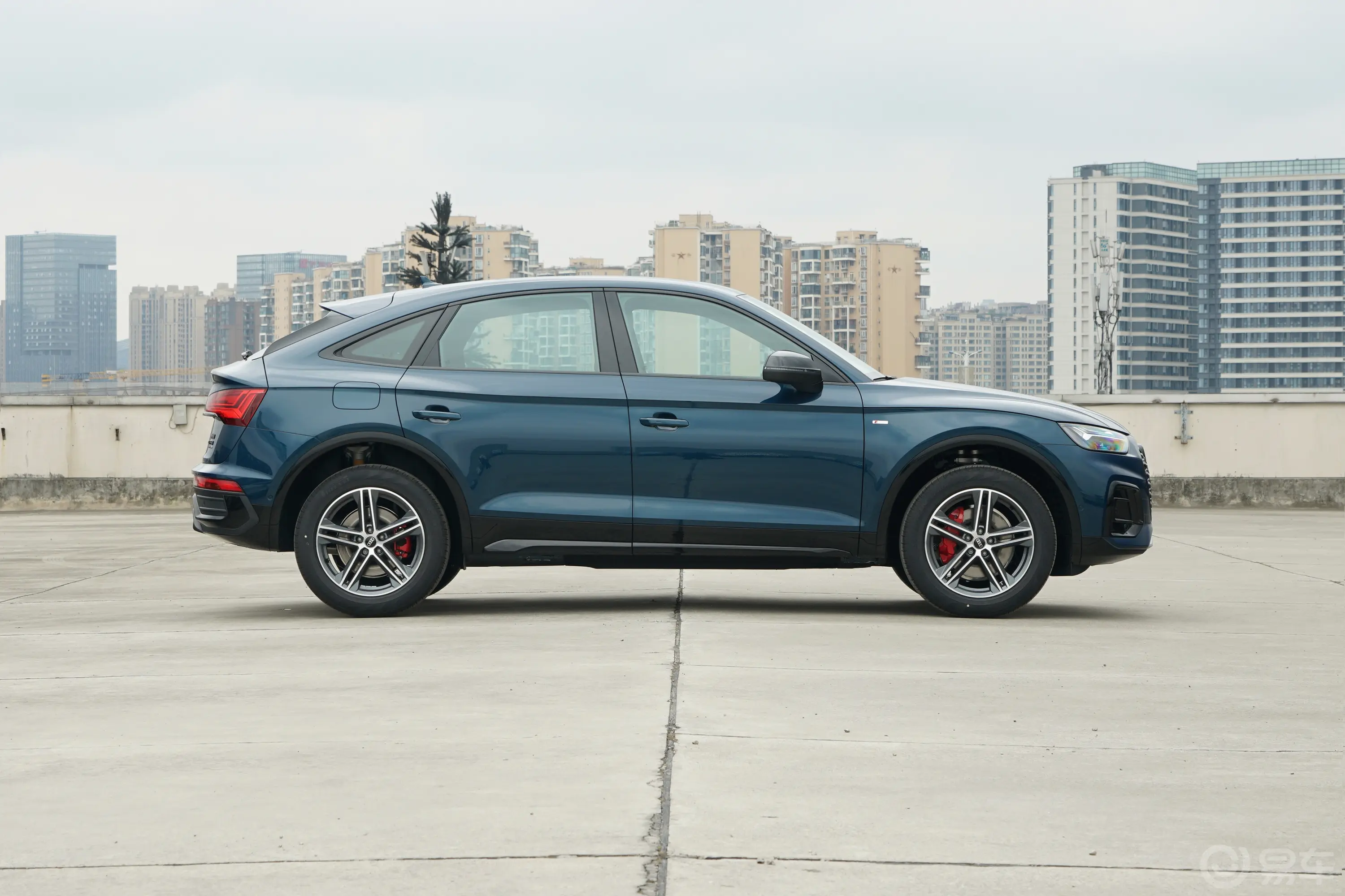 奥迪Q5L Sportback改款 40 TFSI 时尚型正侧车头向右水平