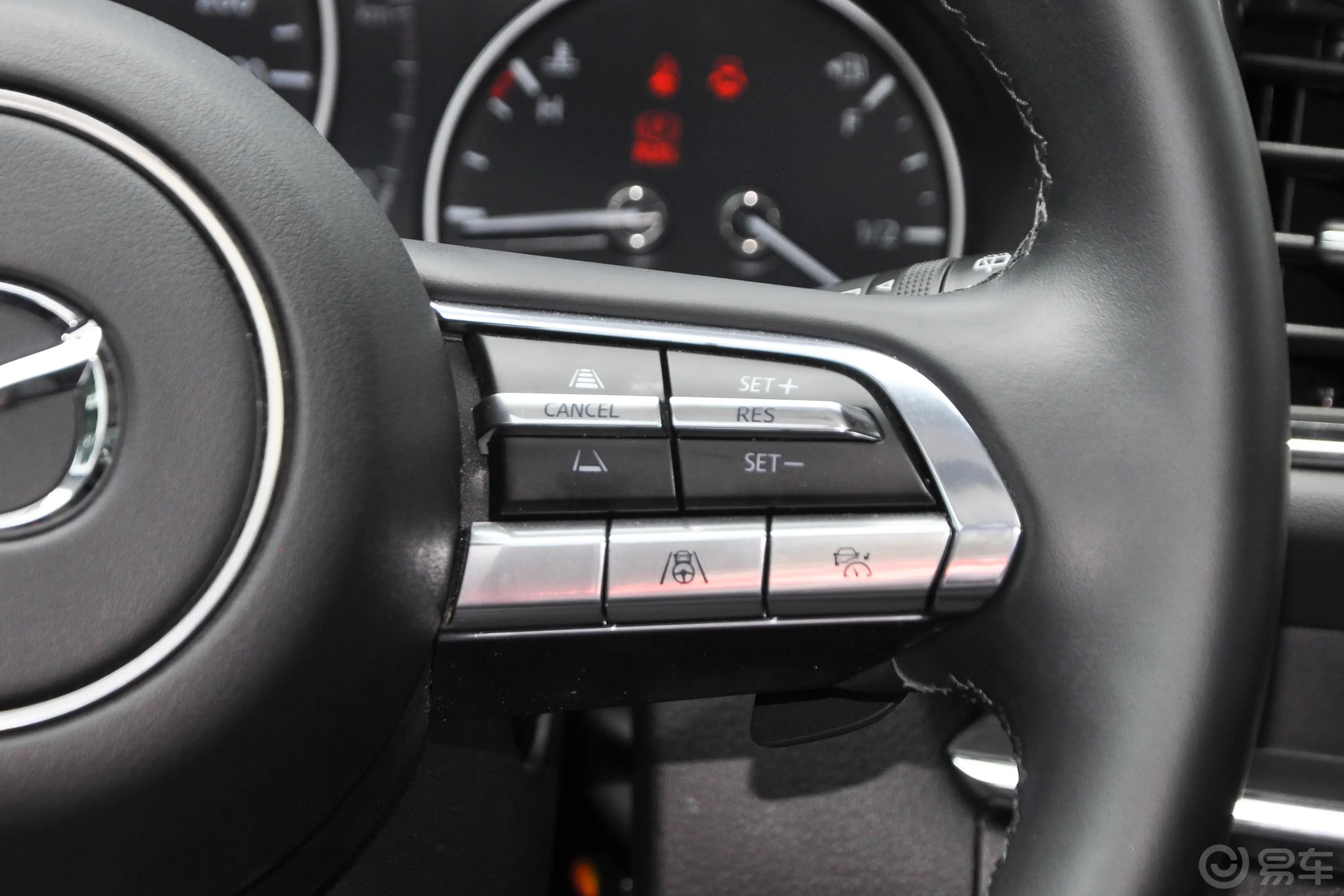 马自达CX-302.0L 自动尊悦型右侧方向盘功能按键