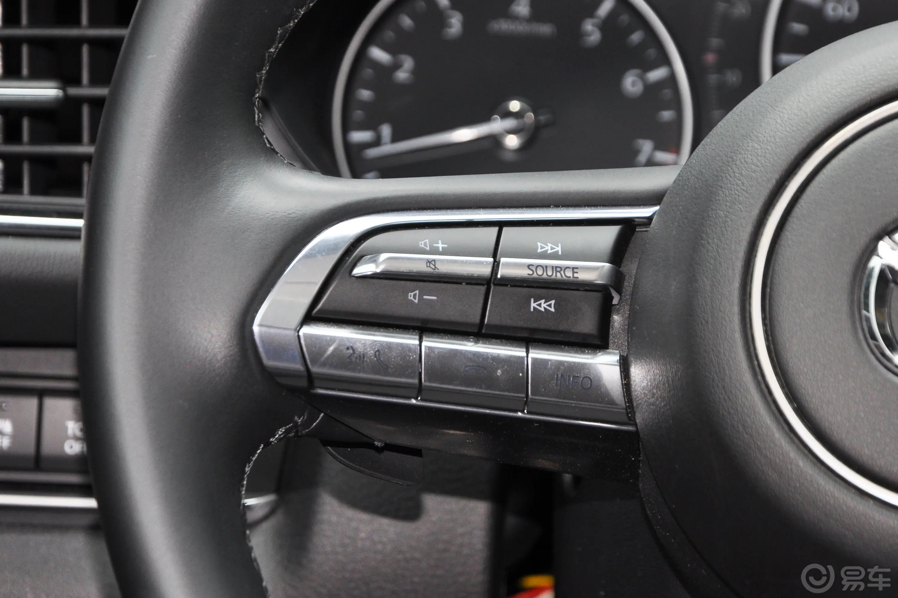 马自达CX-302.0L 自动尊悦型左侧方向盘功能按键