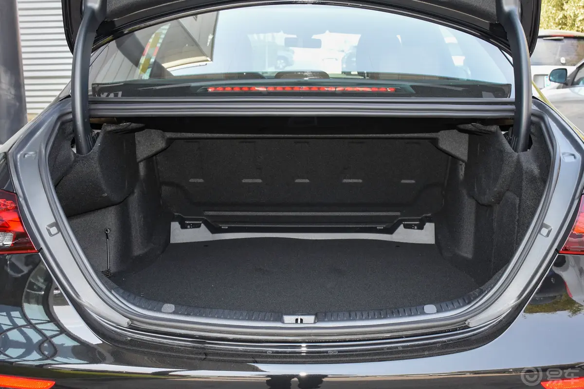 奔驰E级改款 E 300 L 运动时尚型后备厢空间特写
