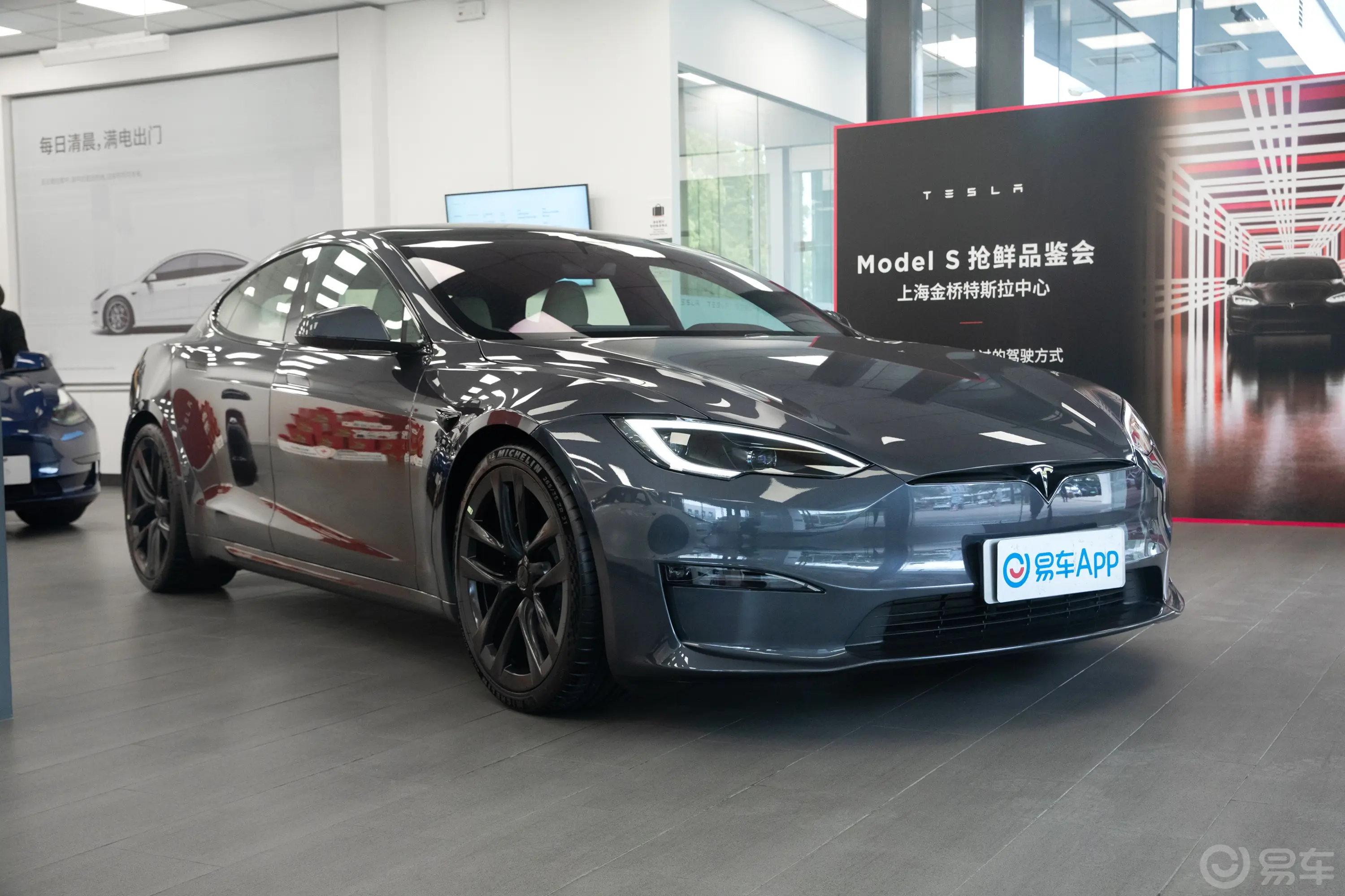 Model S715km 双电机全轮驱动尾灯侧45度俯拍