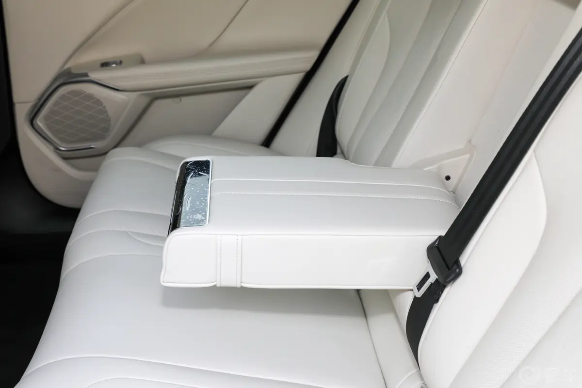 摩卡PHEV1.5T 215km 两驱长续航版后排(第二排)中央扶手