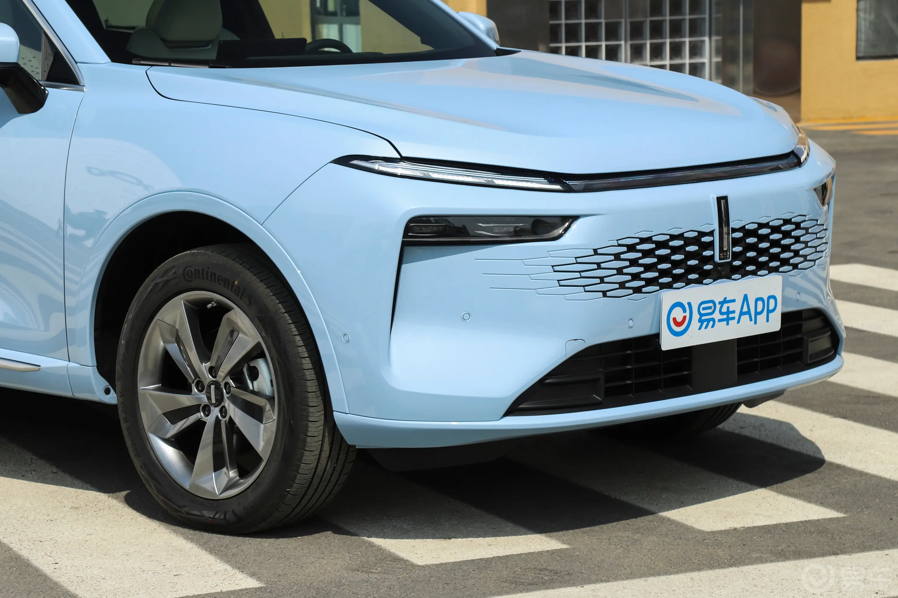 摩卡PHEV1.5T 215km 两驱长续航版前格栅侧俯拍