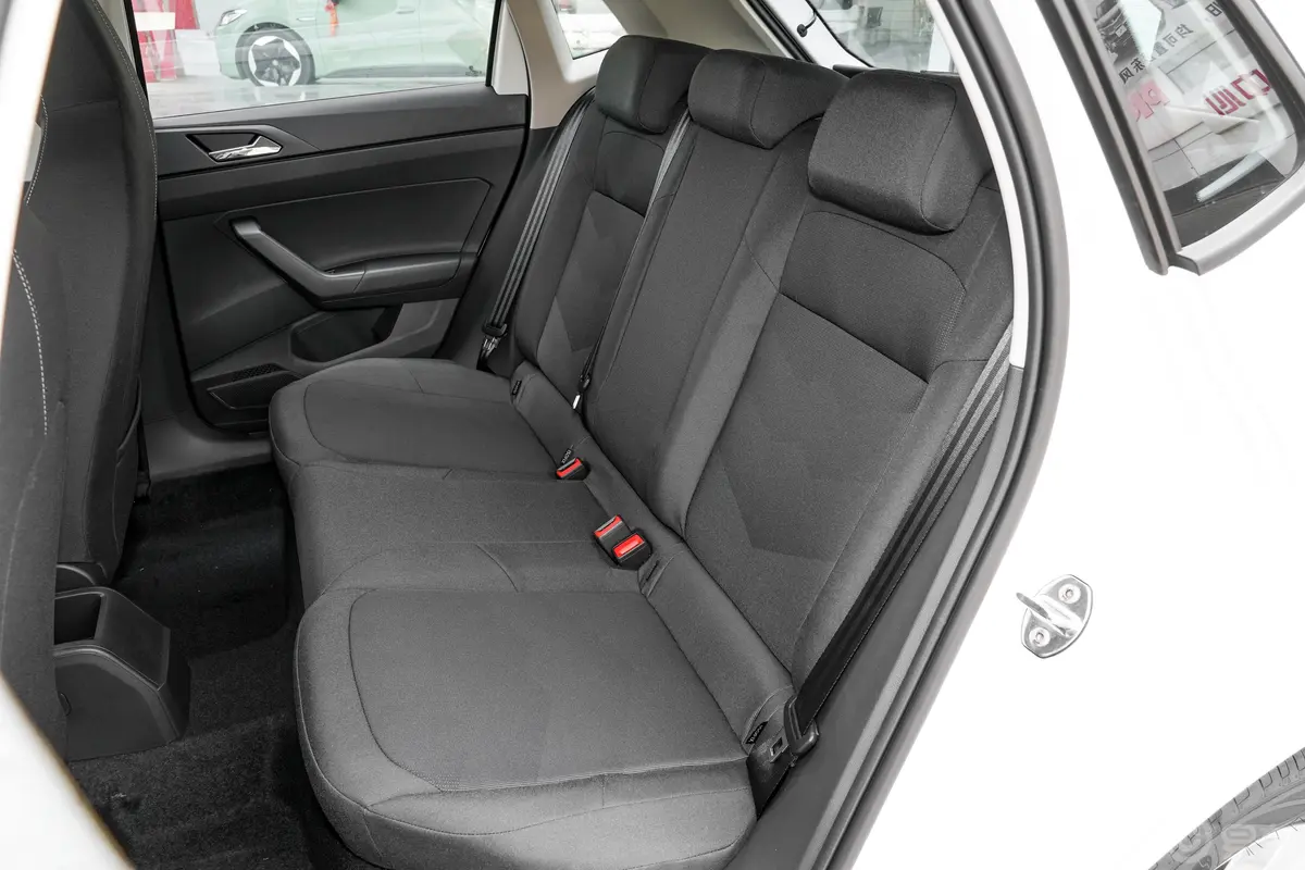 Polo改款 Plus 1.5L 自动纵情乐活版后备箱内座椅放倒按钮