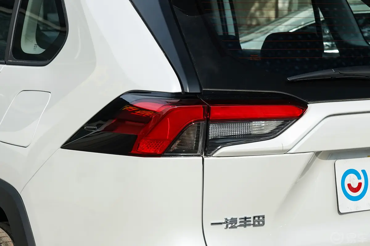 RAV4荣放 双擎E+2.5L 两驱都市Pro尾灯侧45度俯拍