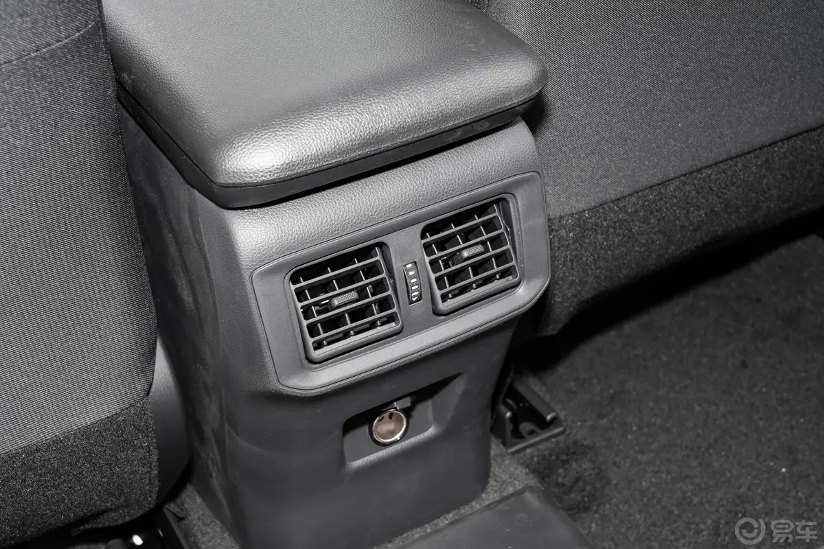 RAV4荣放 双擎E+2.5L 两驱都市Pro后排空调控制键