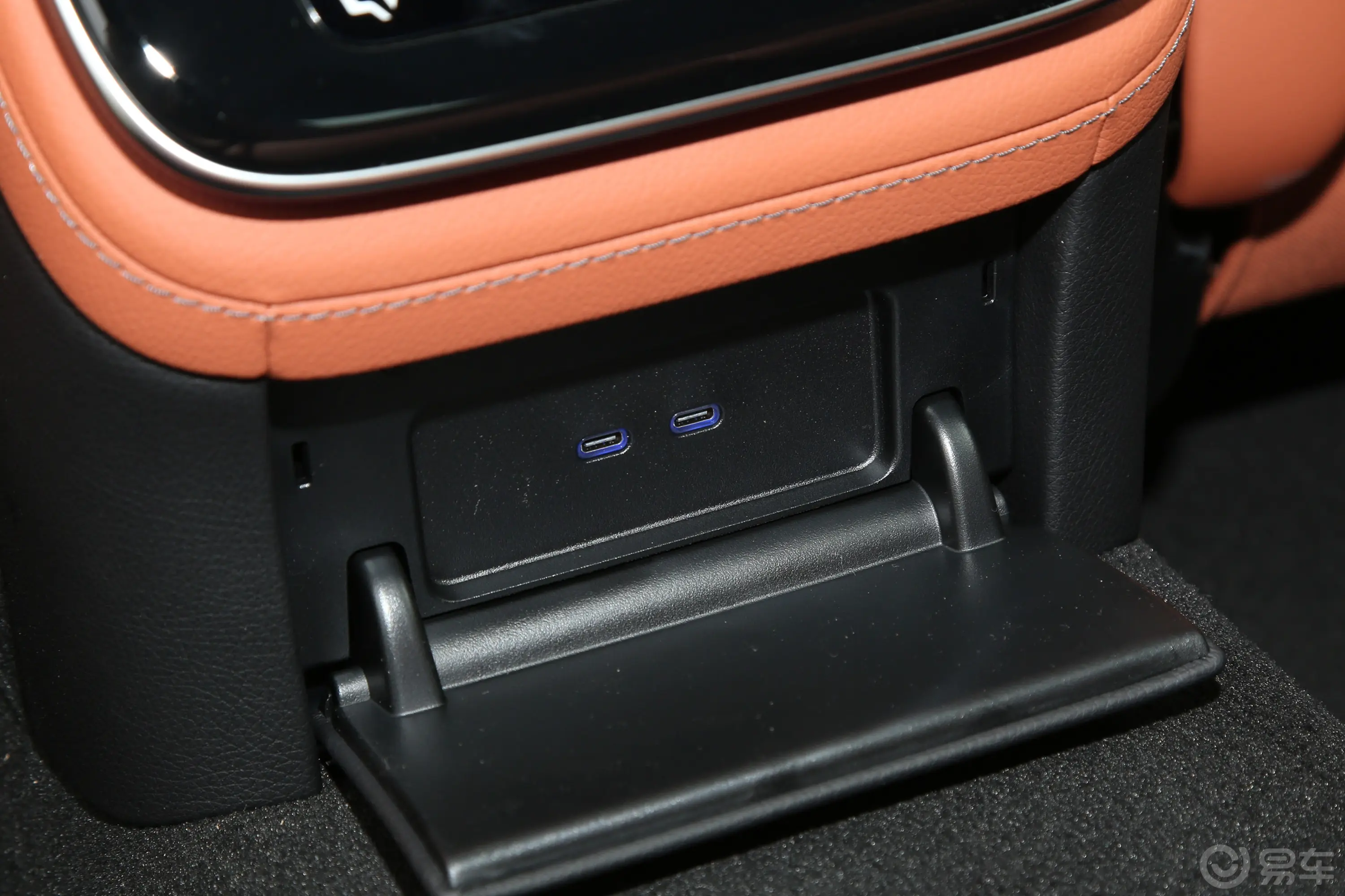 奔驰S级改款 S 400 L 豪华型后排充电口