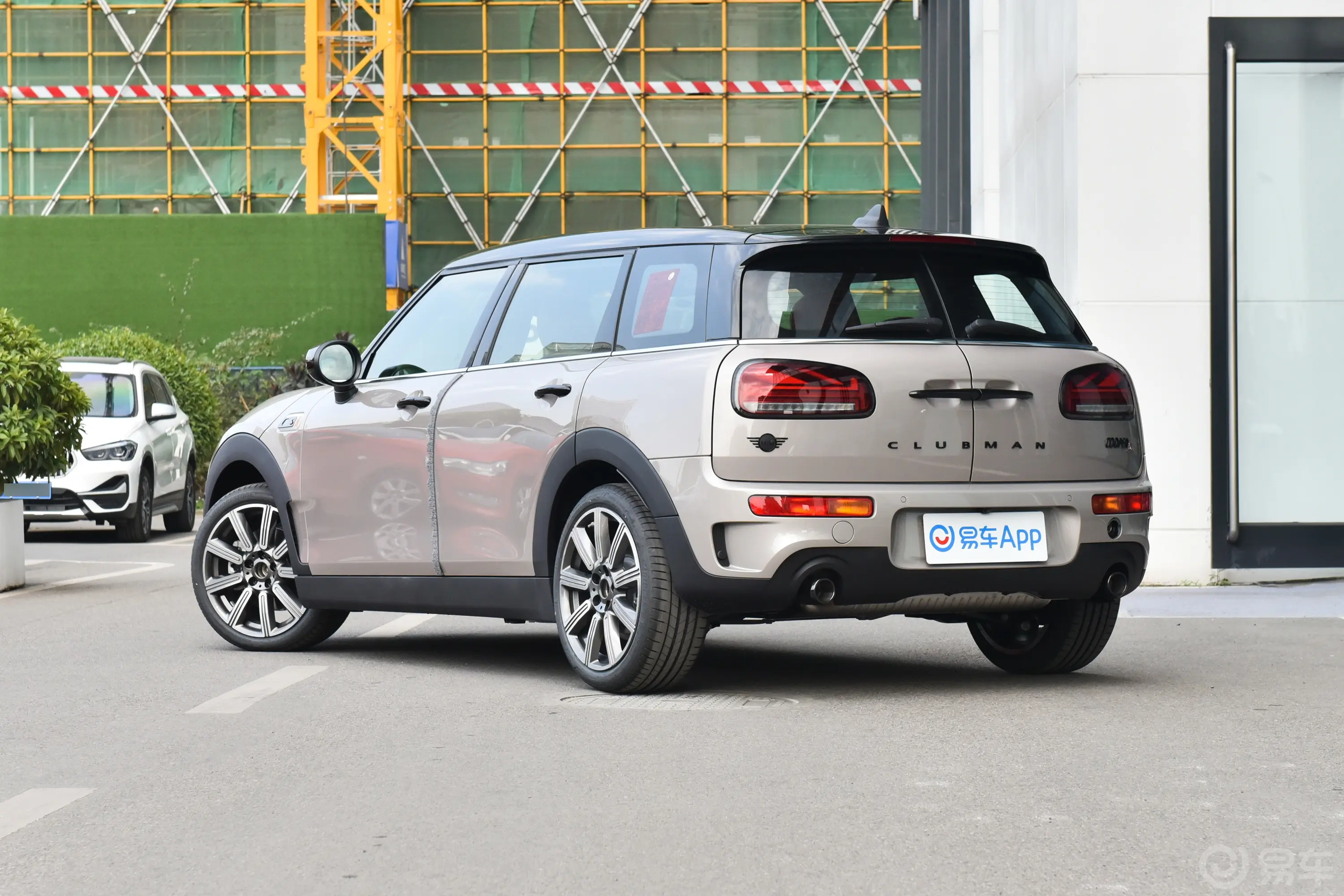 MINI CLUBMAN改款 2.0T COOPER S 鉴赏家侧后45度车头向左水平