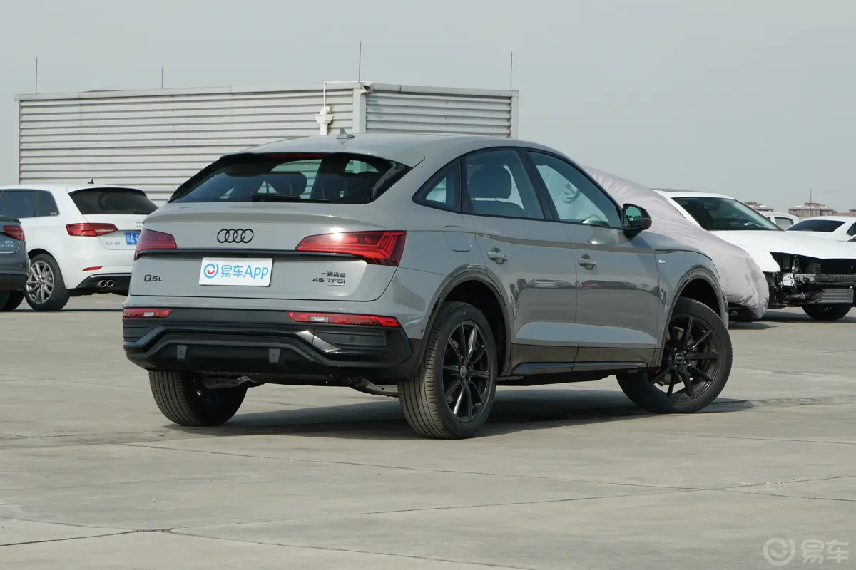 奥迪Q5L Sportback改款 45 TFSI 臻选型侧后45度车头向右水平