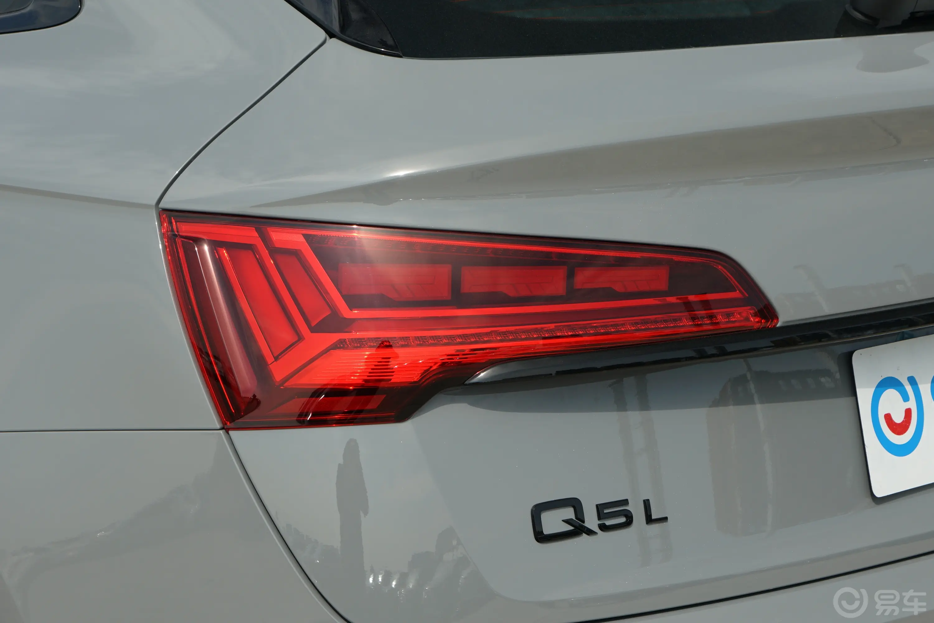 奥迪Q5L Sportback改款 45 TFSI 臻选型尾灯侧45度俯拍