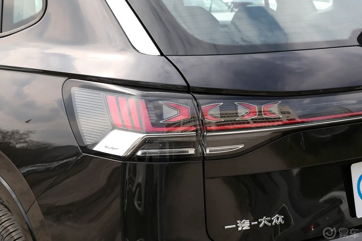 探岳改款 380TSI 四驱R-Line高能版尾灯侧45度俯拍