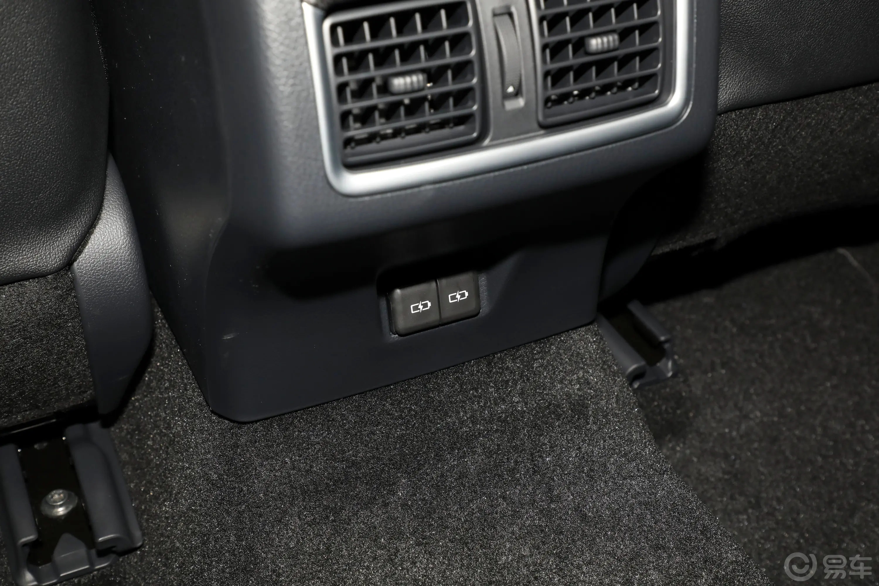 凯美瑞2.5S 锋尚版后排空调控制键