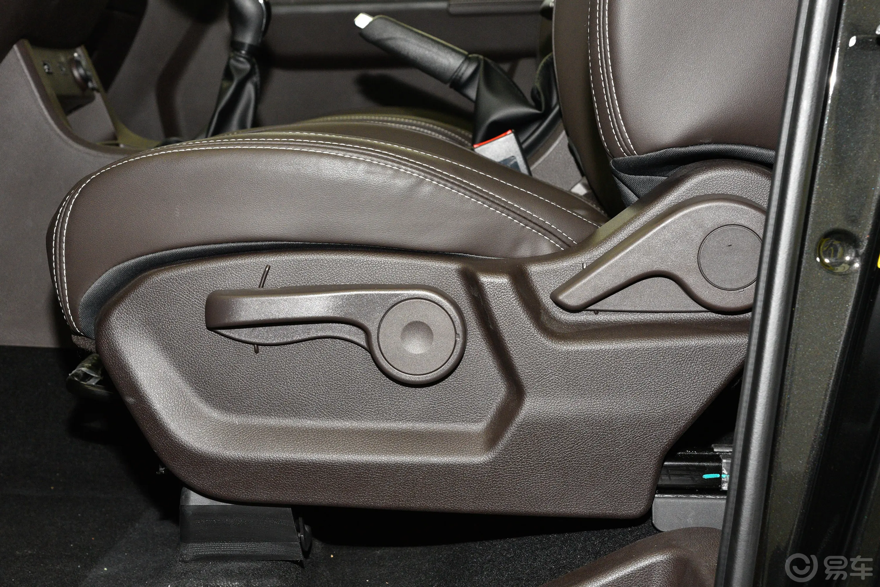 锐胜王牌M71.6L 手动长轴商务版 7座主驾座椅调节