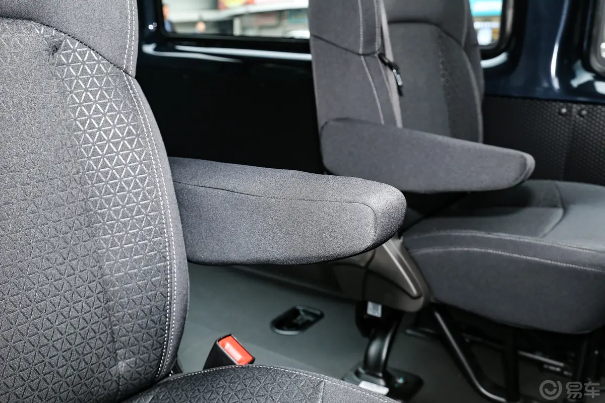 新世代全顺Pro 2.2T AMT中轴高顶物流车 7座后排空间