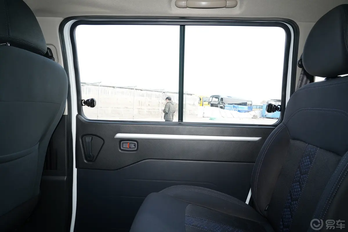 菱智M5 EV客运版 401km 标准型 7座后排空间
