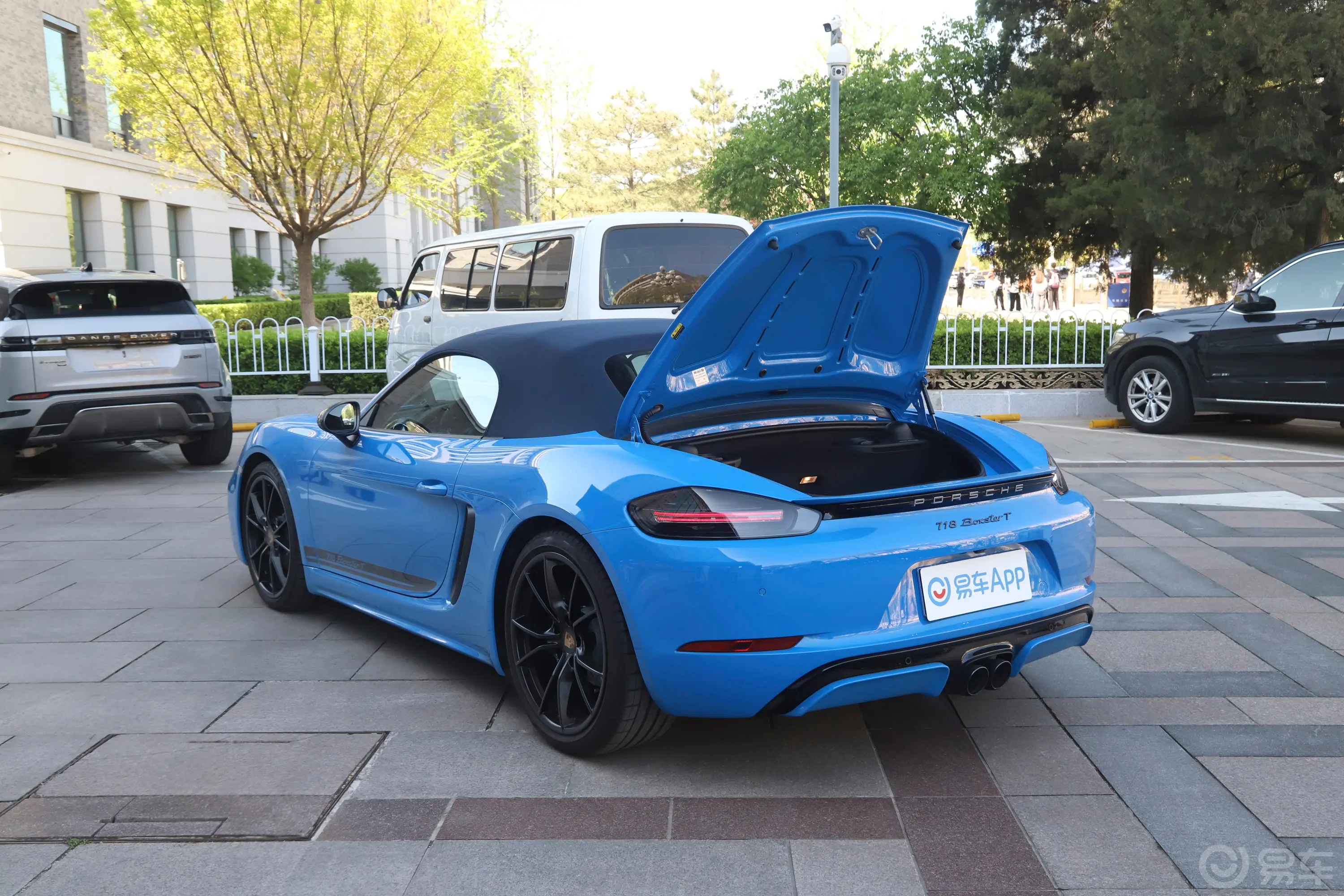 保时捷718Boxster T 2.0T后备厢开启45度侧拍