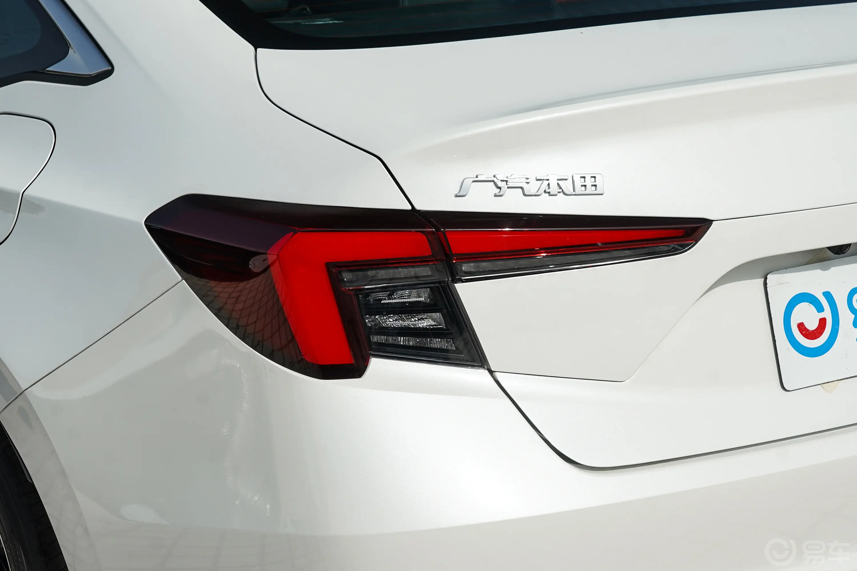 型格240TURBO CVT豪华版尾灯侧45度俯拍