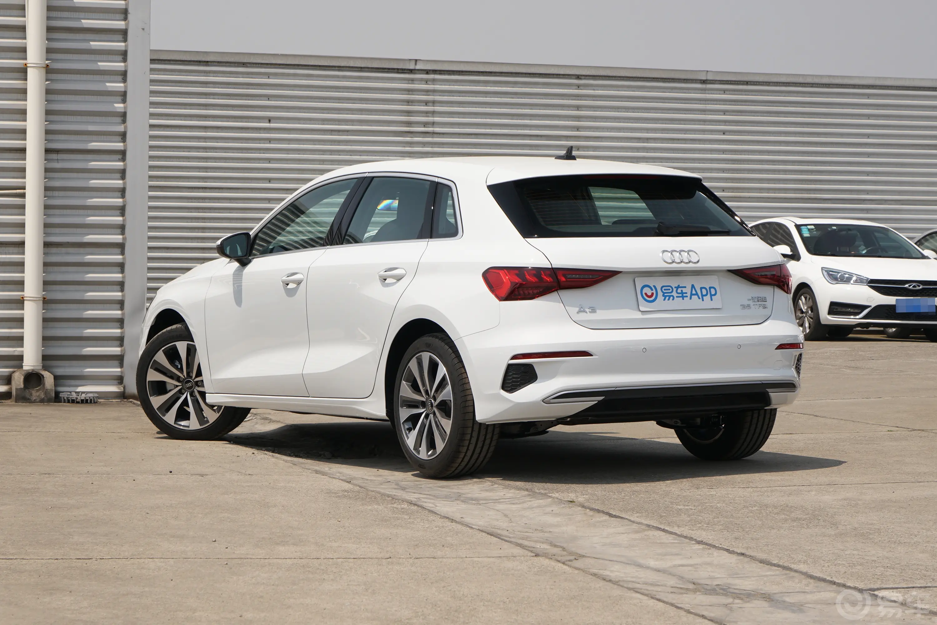 奥迪A3Sportback 35 TFSI 进取致雅型侧后45度车头向左水平