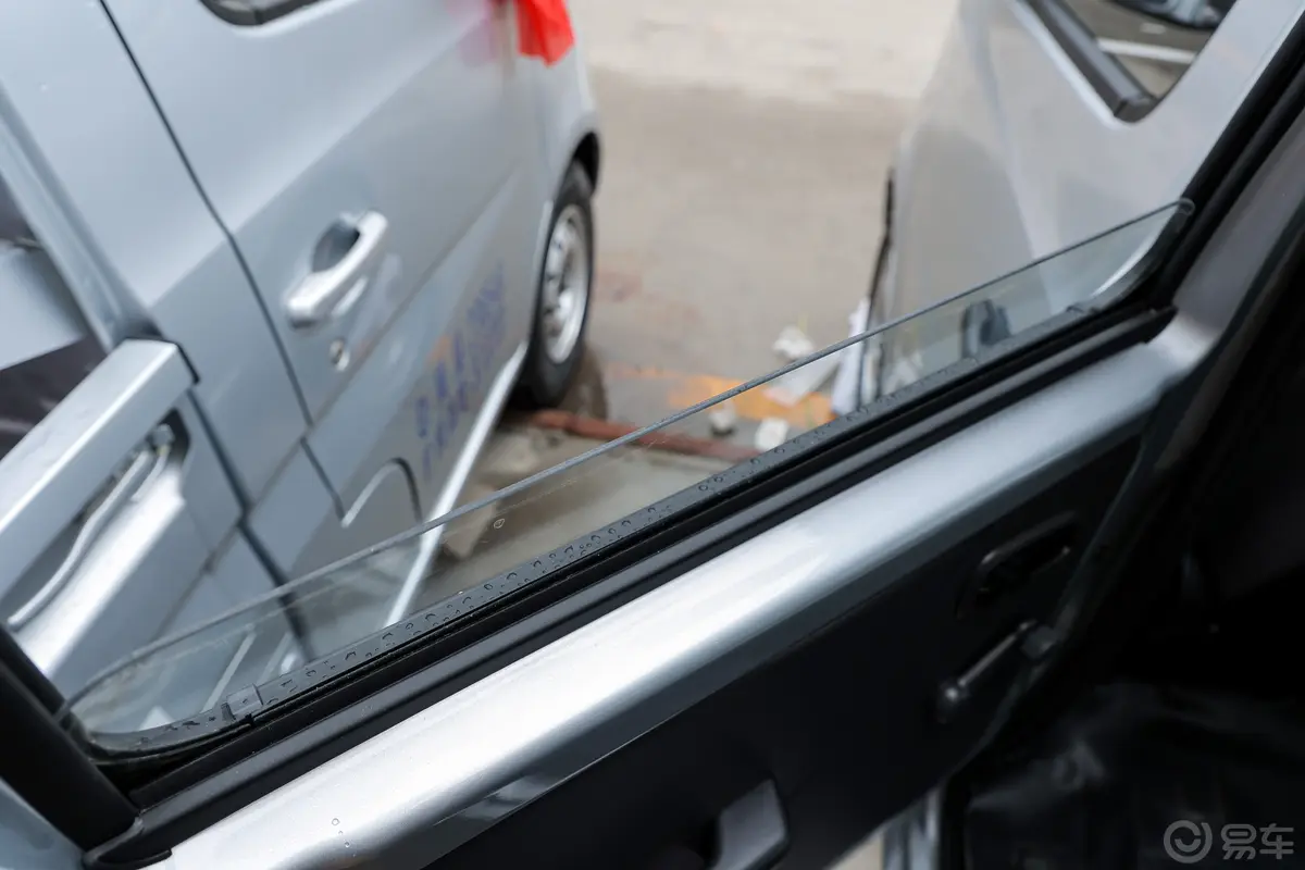 长安星卡1.5L 双排2.55米载货汽车标准型后排玻璃材质特写