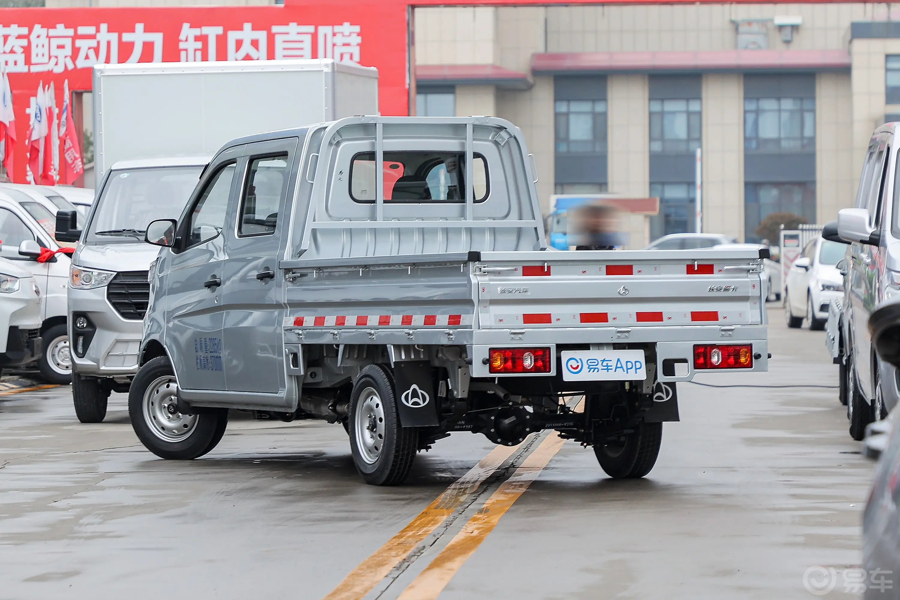 长安星卡1.5L 双排2.55米载货汽车标准型侧后45度车头向左水平