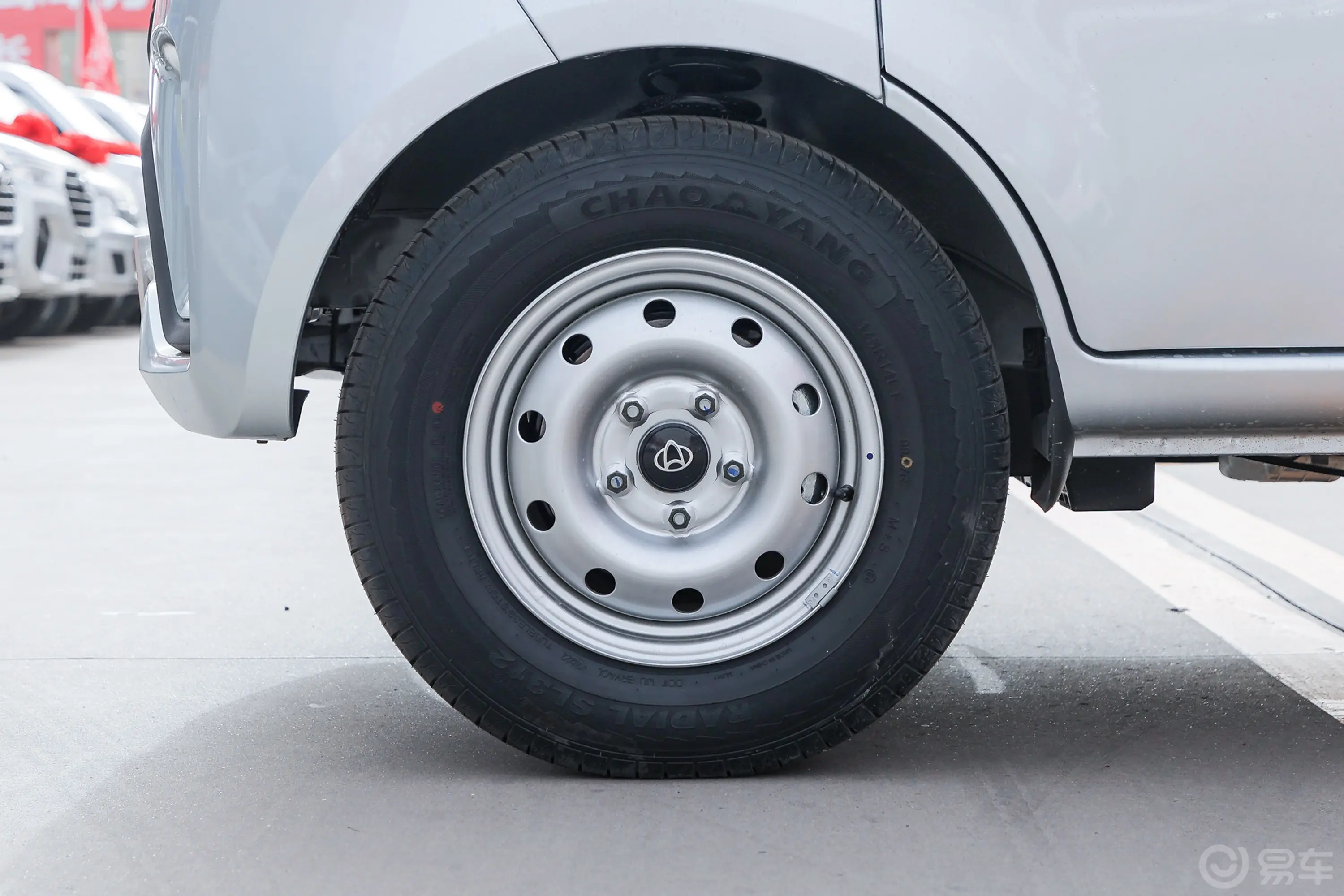 长安星卡1.5L 双排2.55米载货汽车标准型前轮毂造型