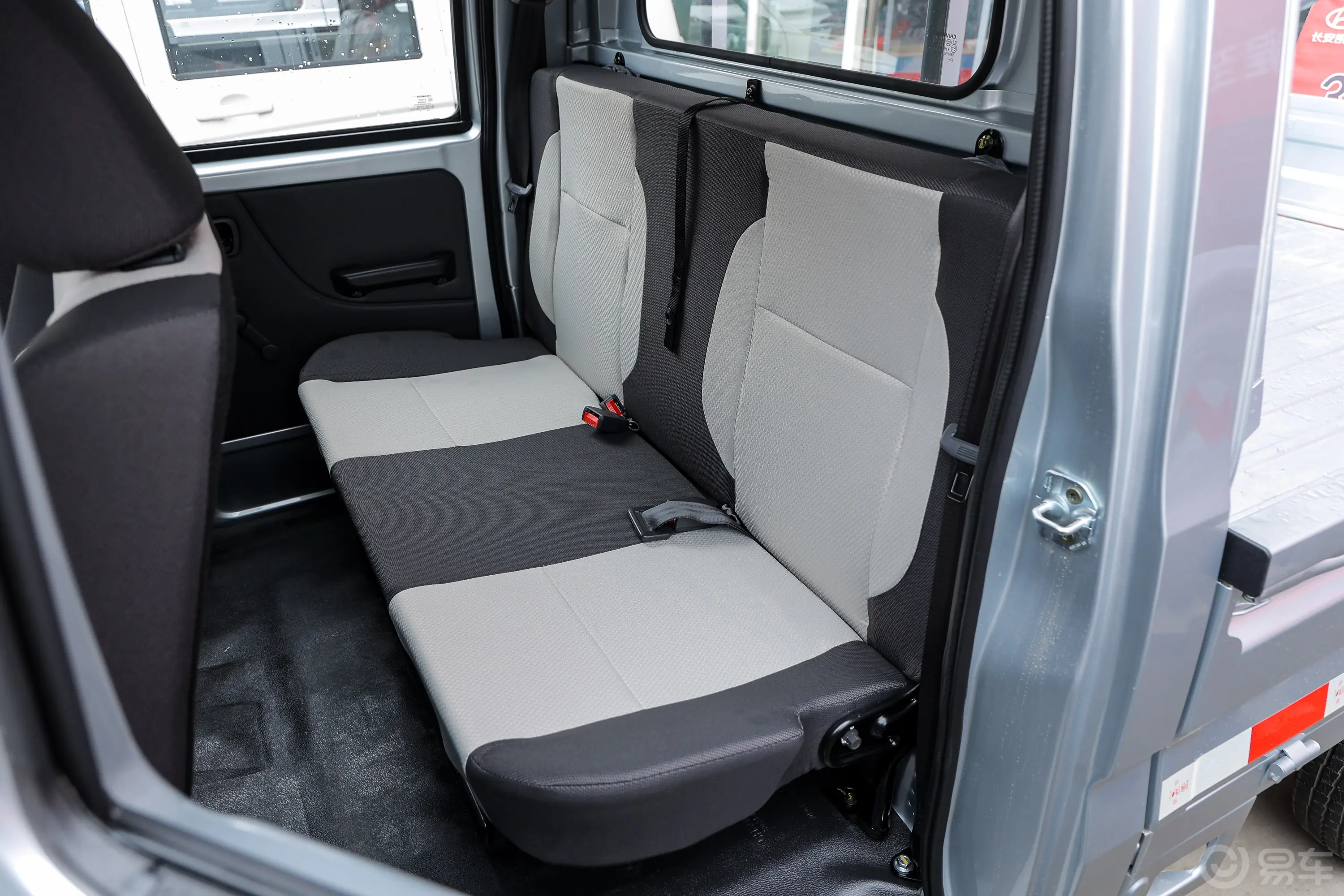 长安星卡1.5L 双排2.55米载货汽车标准型后排座椅