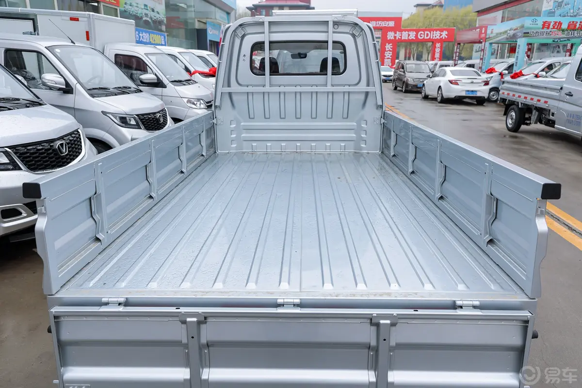 长安星卡1.5L 双排2.55米载货汽车标准型后备厢空间特写