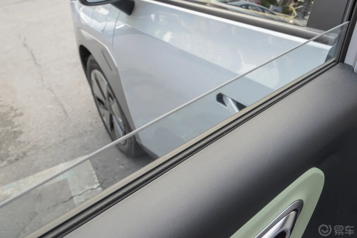 AION YPlus 610km 610 乐享版 三元锂后排玻璃材质特写