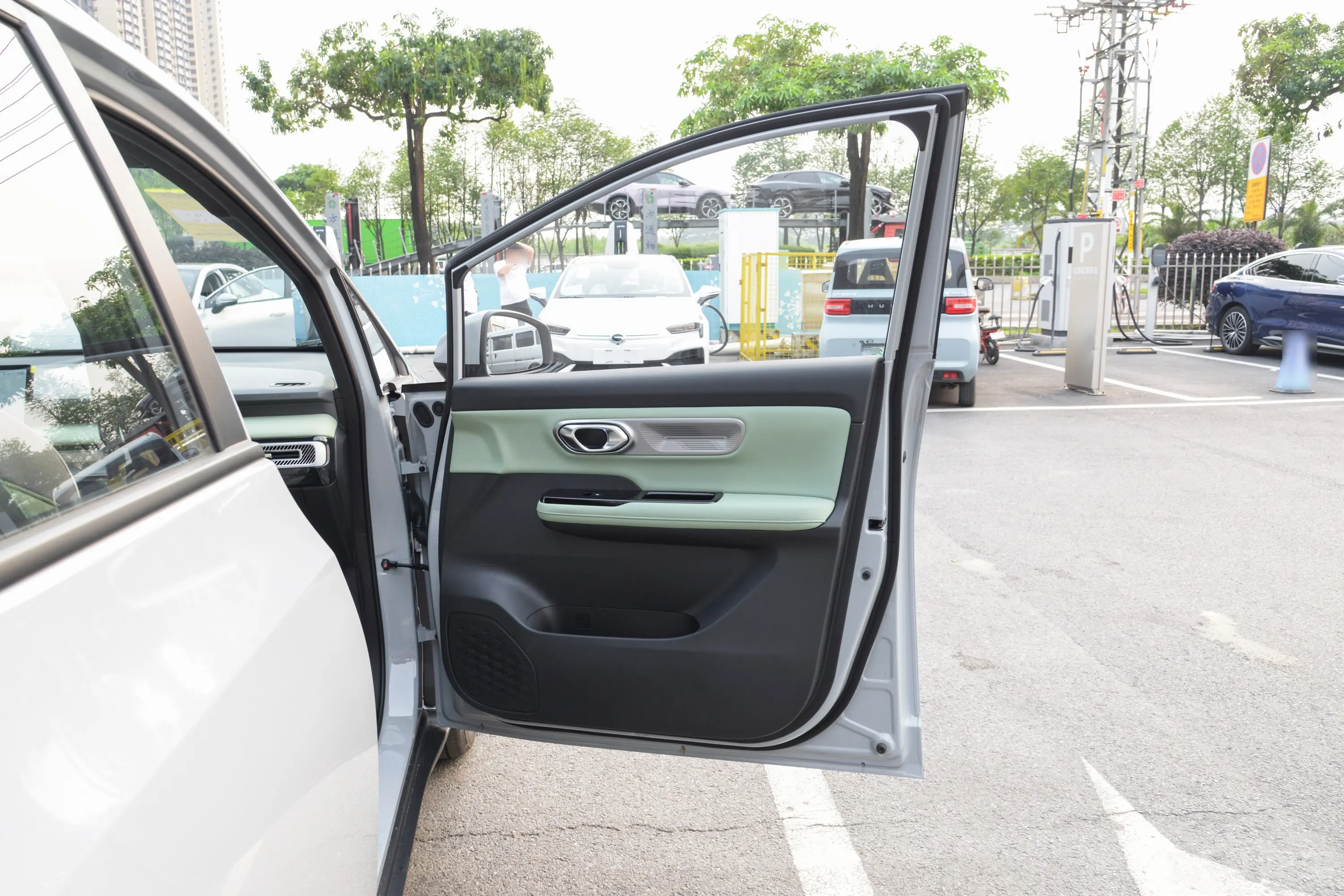 AION YPlus 610km 610 乐享版 三元锂副驾驶员车门