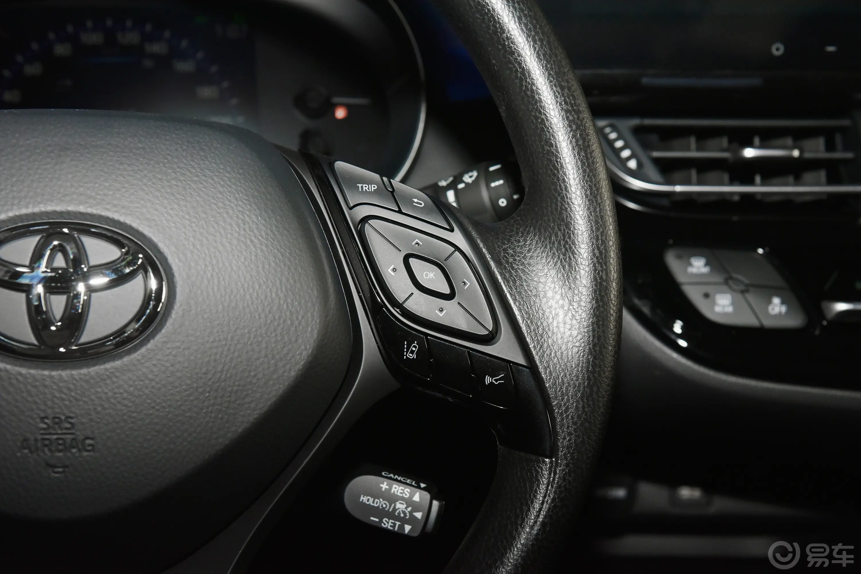 丰田C-HR2.0L 舒适版右侧方向盘功能按键