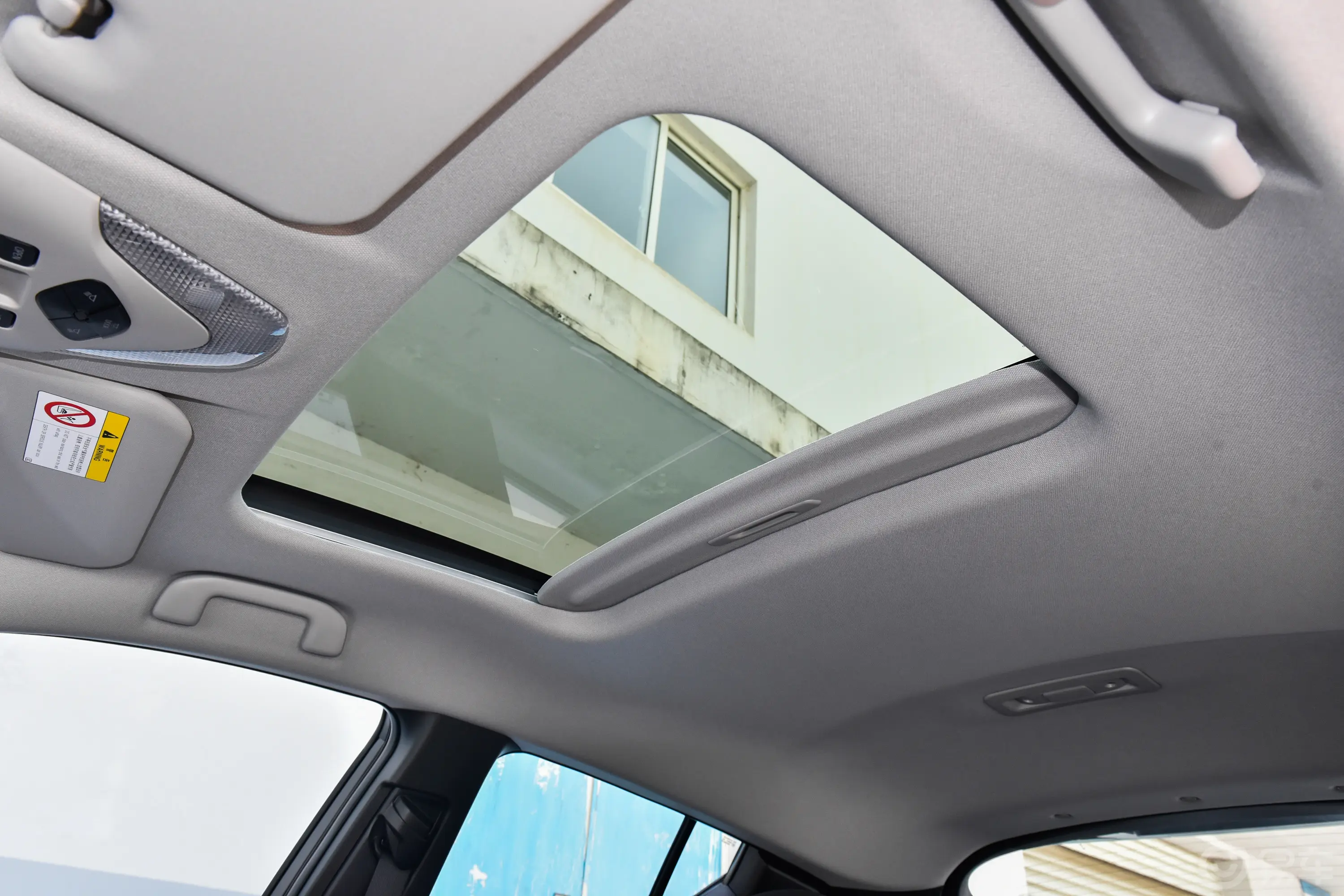 丰田C-HR2.0L 舒适版天窗内拍关闭