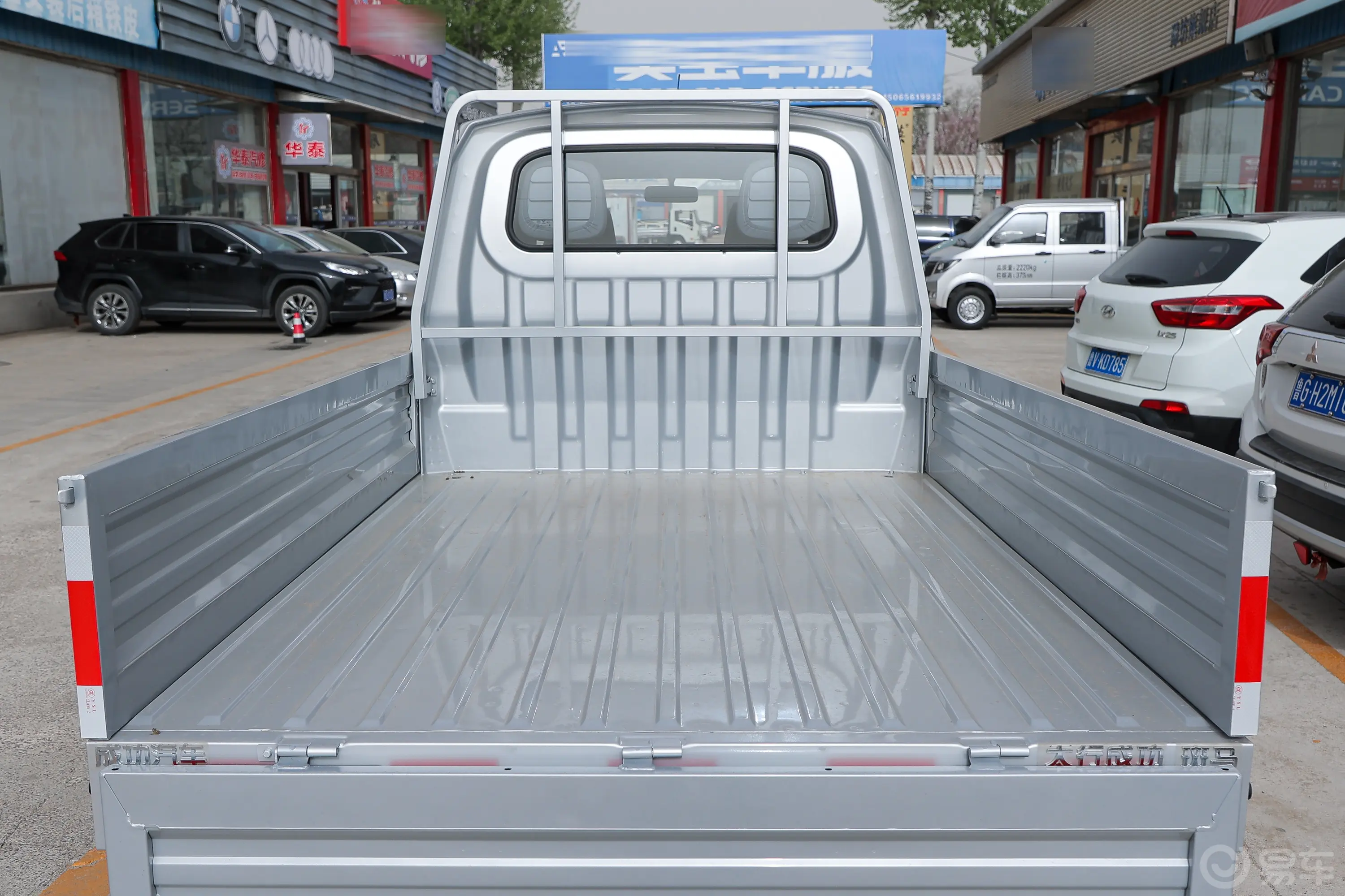 斑马1.5L 双排加长轴距栏板车舒适型后备厢空间特写