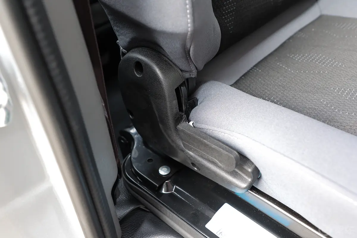 斑马1.5L 双排加长轴距栏板车舒适型副驾座椅调节