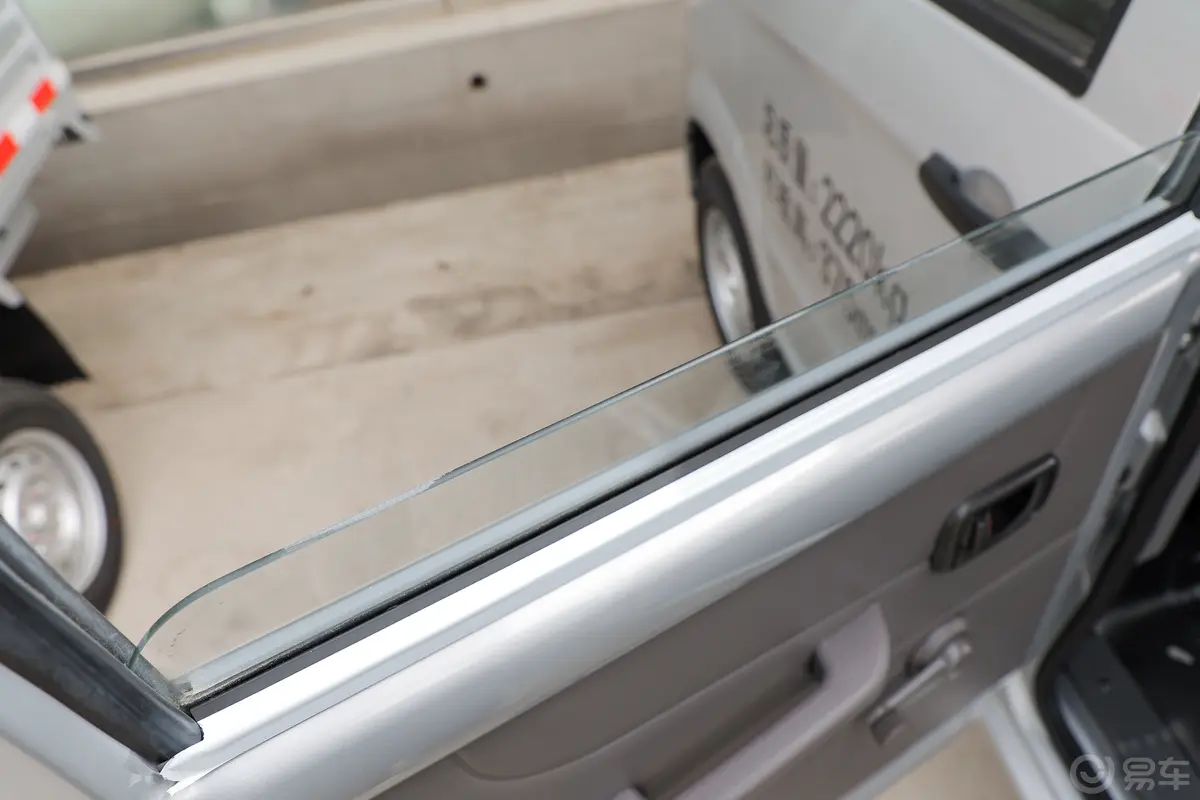 斑马1.5L 双排加长轴距栏板车舒适型后排玻璃材质特写